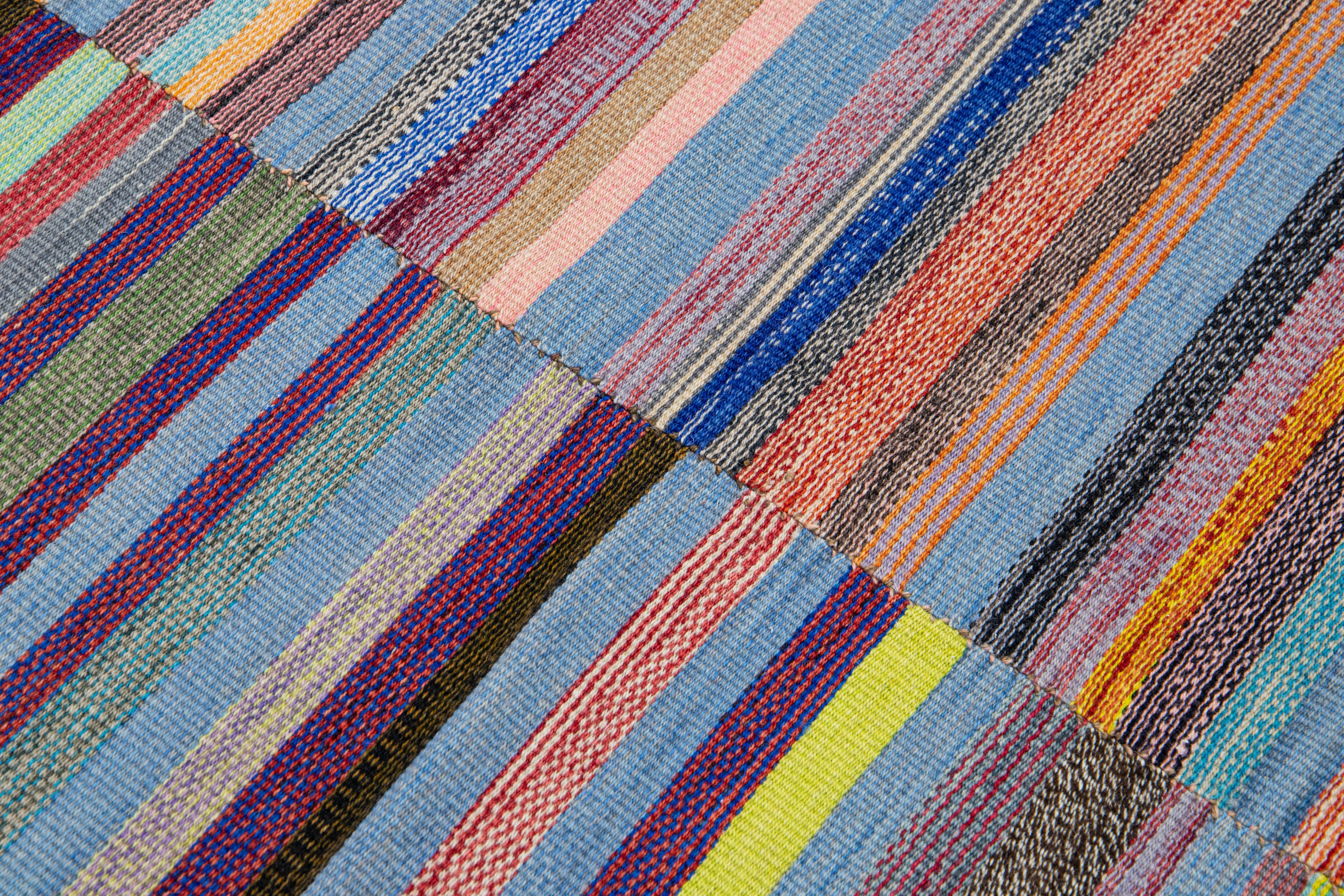 Moderner moderner gestreifter Flachgewebe-Kelim-Teppich aus handgefertigter Wolle, mehrfarbig (21. Jahrhundert und zeitgenössisch) im Angebot