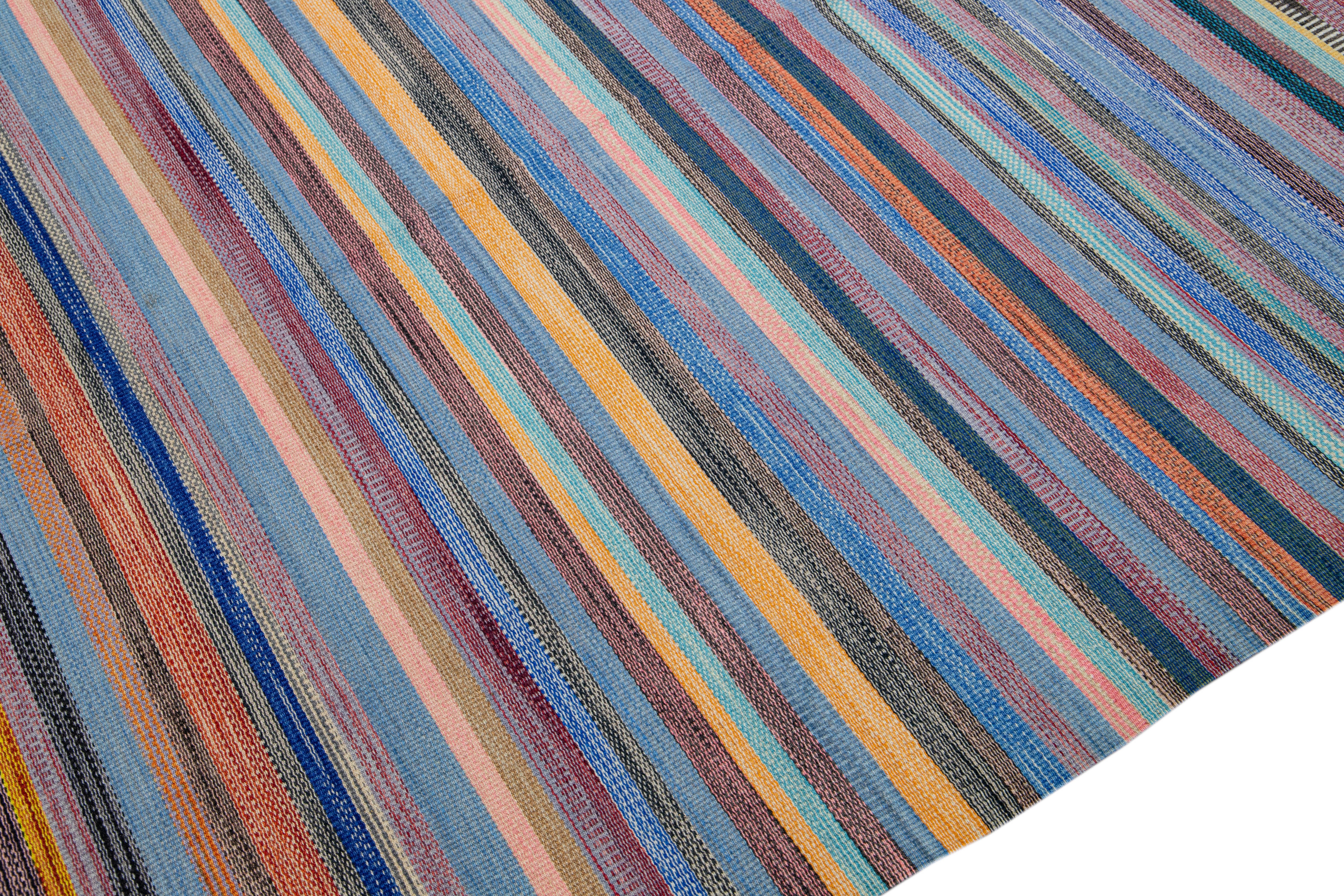 Moderner moderner gestreifter Flachgewebe-Kelim-Teppich aus handgefertigter Wolle, mehrfarbig im Angebot 1