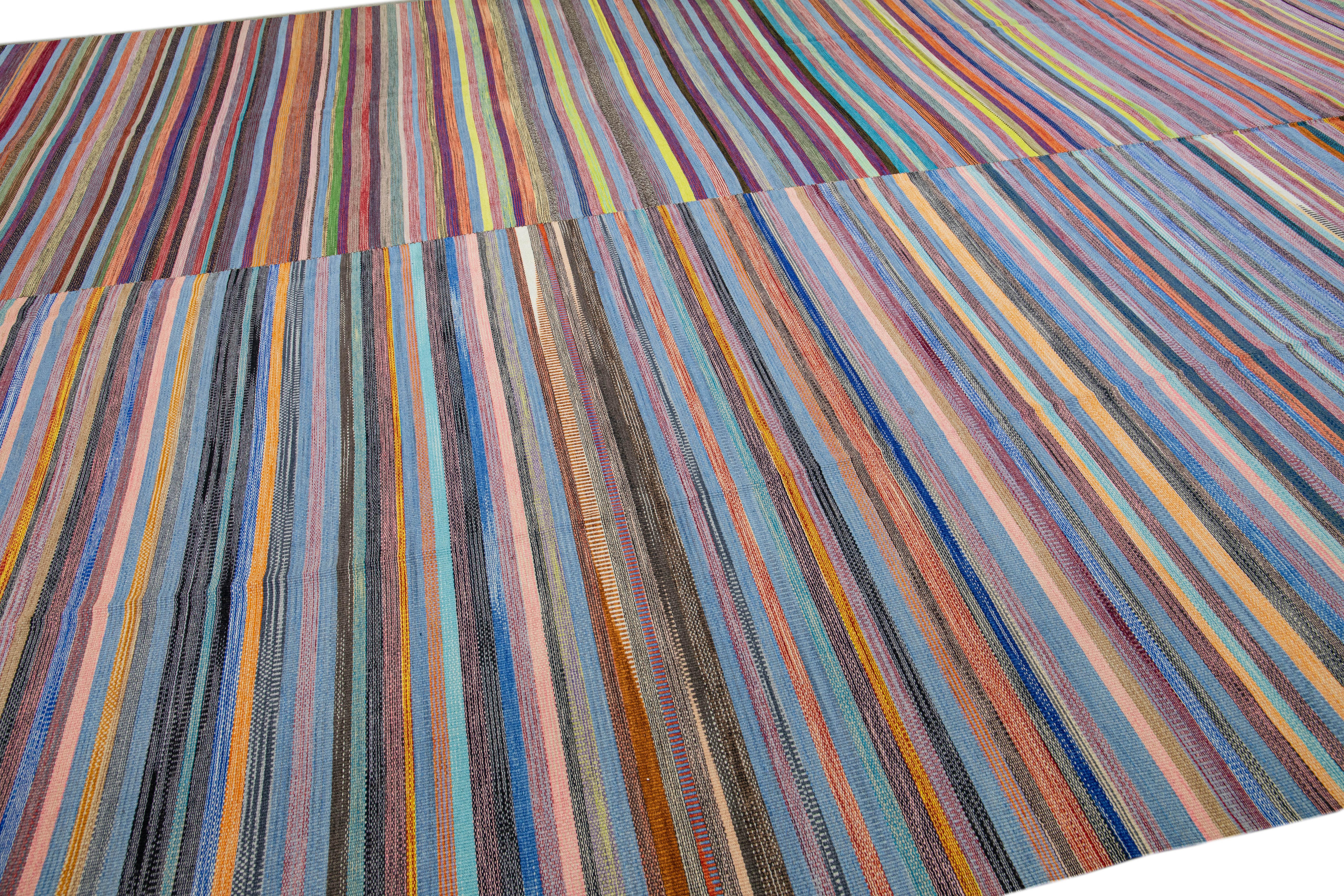 Moderner moderner gestreifter Flachgewebe-Kelim-Teppich aus handgefertigter Wolle, mehrfarbig im Angebot 2