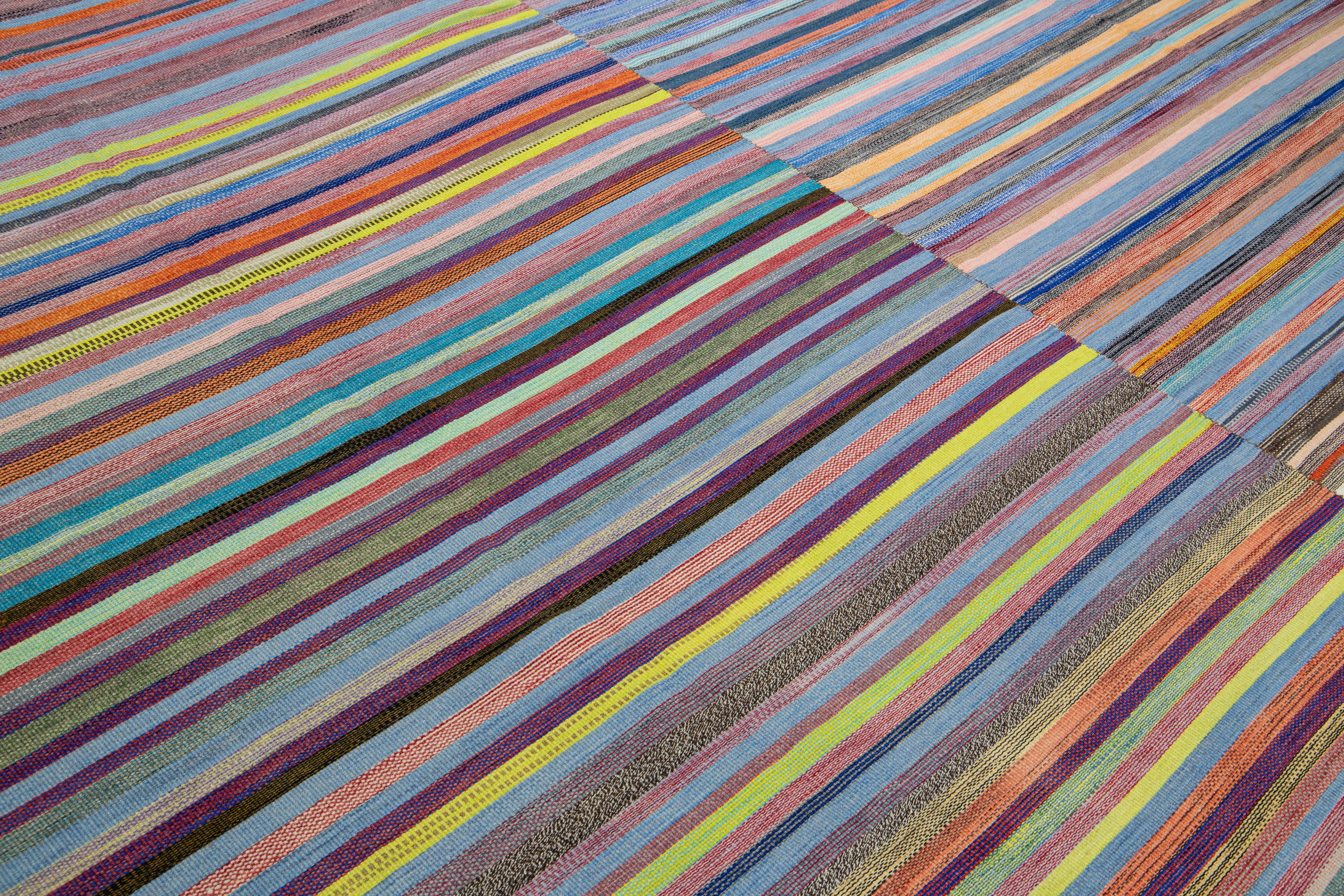 Moderner moderner gestreifter Flachgewebe-Kelim-Teppich aus handgefertigter Wolle, mehrfarbig im Angebot 3
