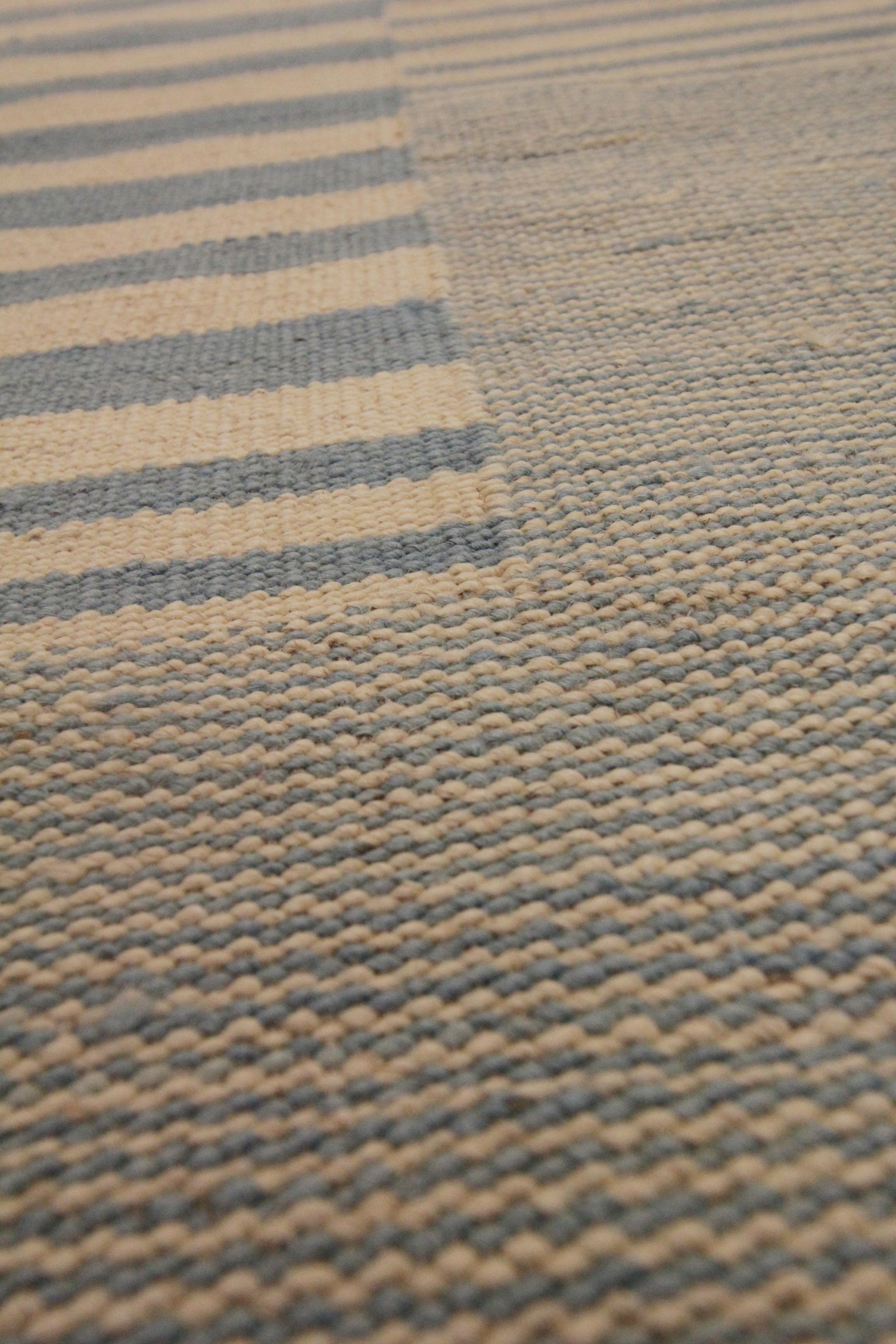 Tapis Kilim moderne à rayures fait à la main Tapis de laine bleu crème Tapis plat Neuf - En vente à Hampshire, GB