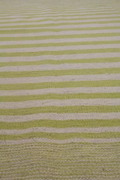 Modern gestreifter Kelim-Teppich, handgefertigter Kelim-Teppich, senffarbengelber Wollteppich