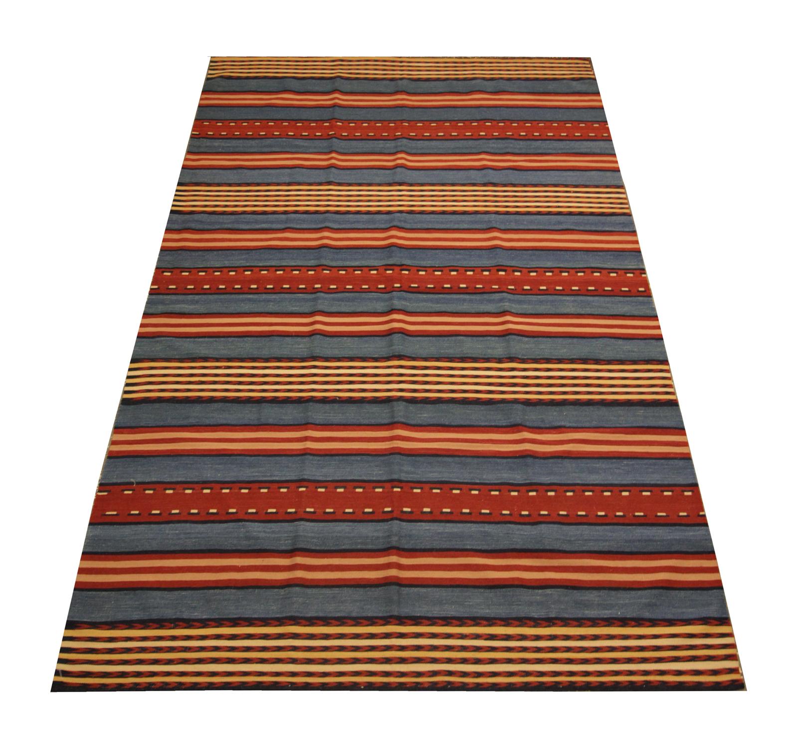 Ce Kilim en laine fine est un tapis moderne tissé à plat à la main. Construit avec un design simple à rayures dans les couleurs bleu et crème. La couleur et le design de ce tapis moderne en font le complément parfait de toute pièce. Il convient de