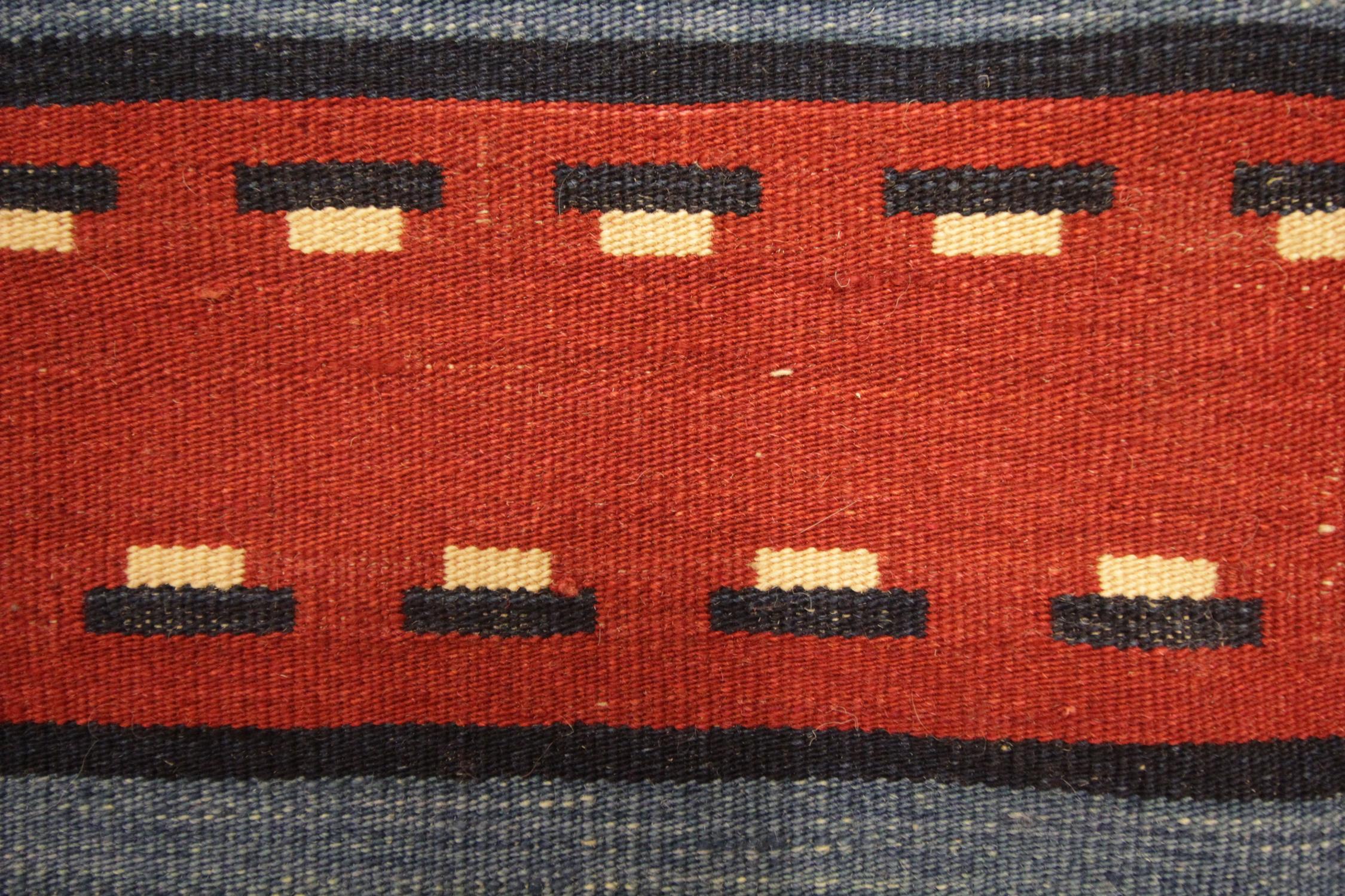 Moderner gestreifter Kelim-Teppich, handgewebter flachgewebter rot-blauer Wollteppich (Hollywood Regency) im Angebot