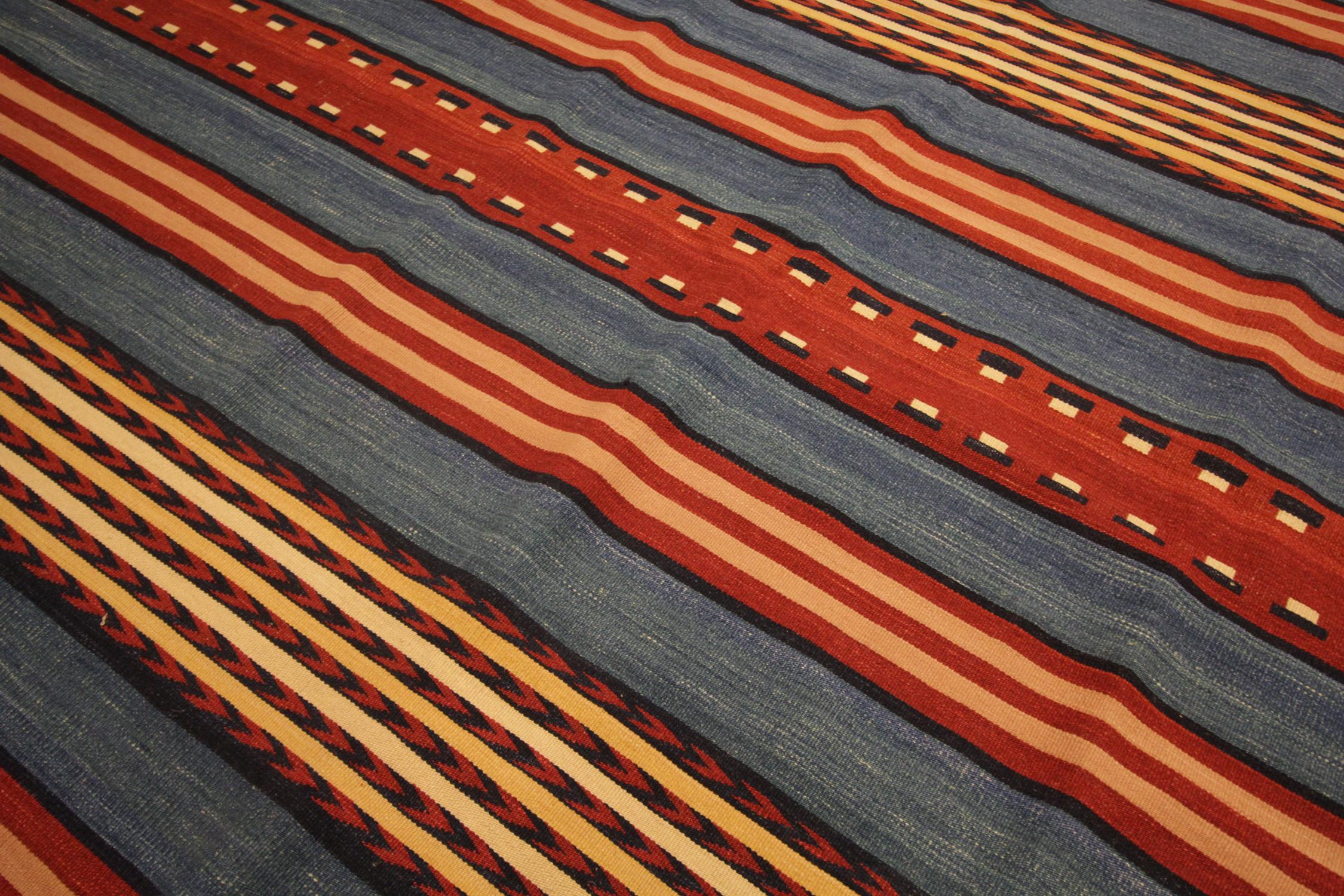 Indien Tapis Kilim moderne à rayures, tapis en laine rouge et bleue tissé à la main à plat en vente