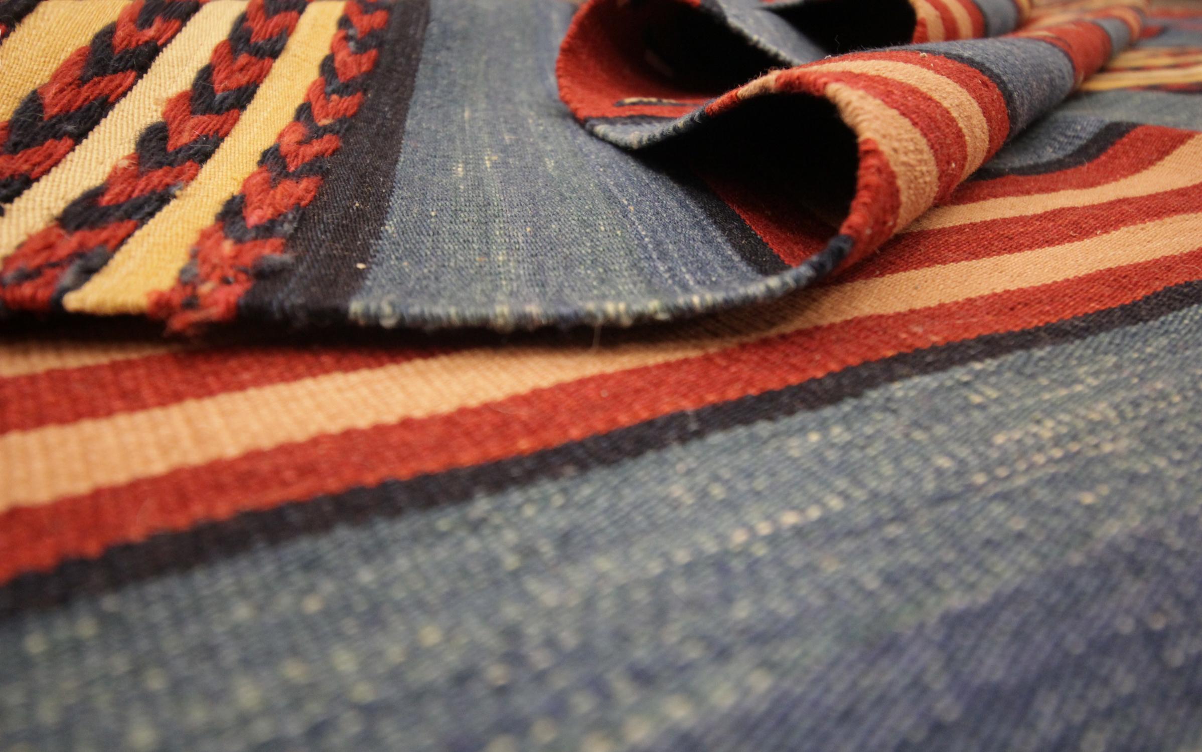 Broderie Tapis Kilim moderne à rayures, tapis en laine rouge et bleue tissé à la main à plat en vente