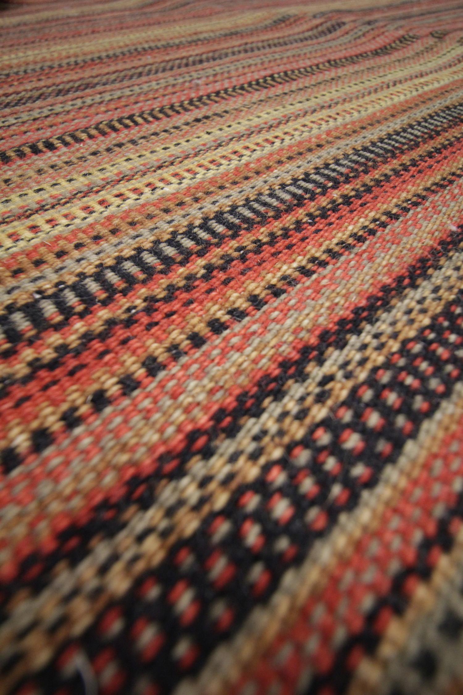 Tappeto moderno a strisce Kilims Area Rug Tappeto rosso in lana Kilim Tappeto piatto in lana In condizioni ottime in vendita a Wembley, GB