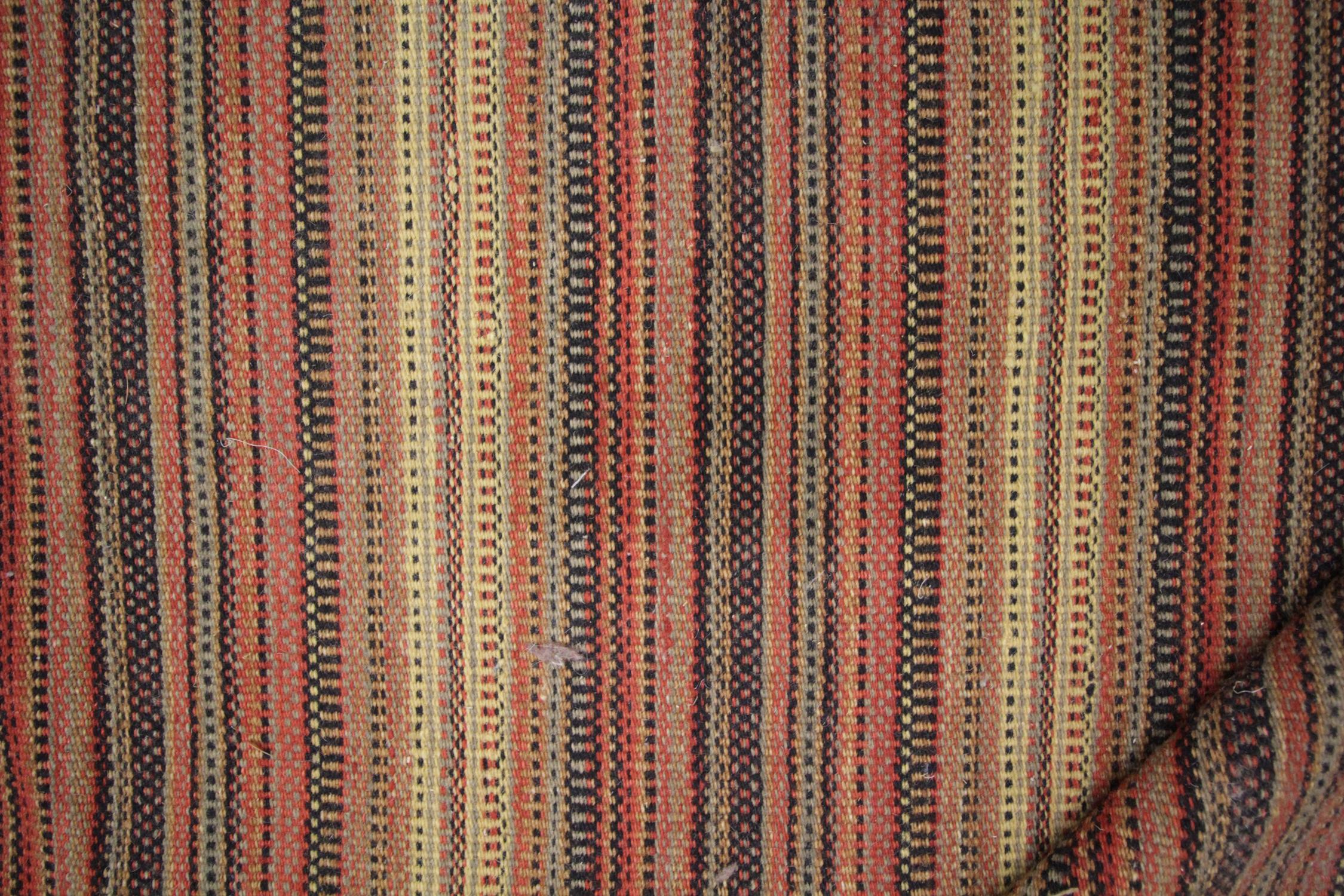 XXI secolo e contemporaneo Tappeto moderno a strisce Kilims Area Rug Tappeto rosso in lana Kilim Tappeto piatto in lana in vendita