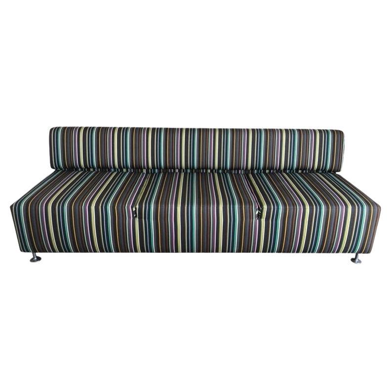 Modern gestreiftes Sofa mit niedriger Rückenlehne, U.S.A. 2005.