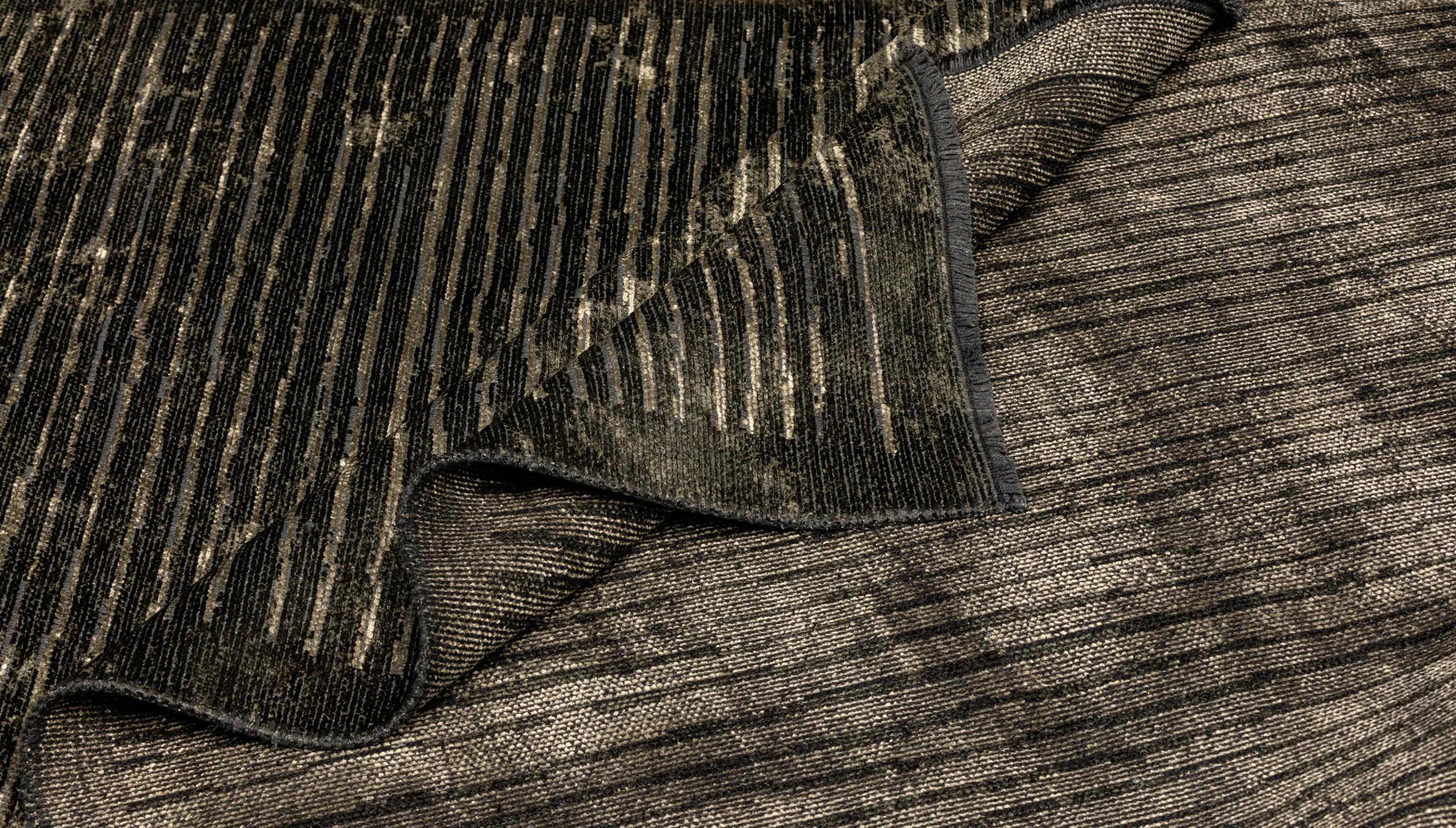 For Sale:  (Gray) Modern Striped Luxury Area Rug 2