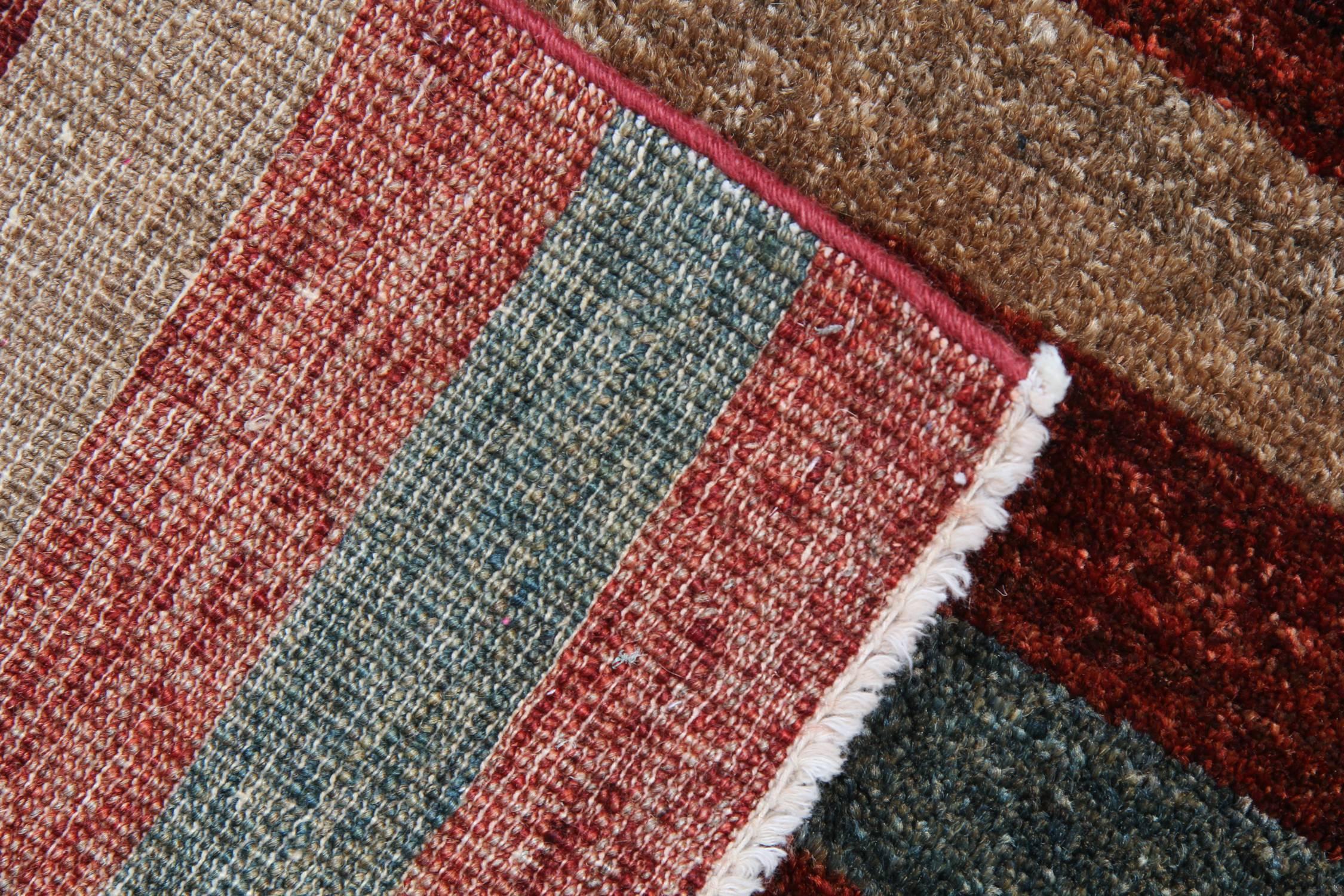Moderner moderner gestreifter Teppich Zeitgenössische orientalische Teppiche, handgewebter Teppich im Angebot (Pflanzlich gefärbt) im Angebot