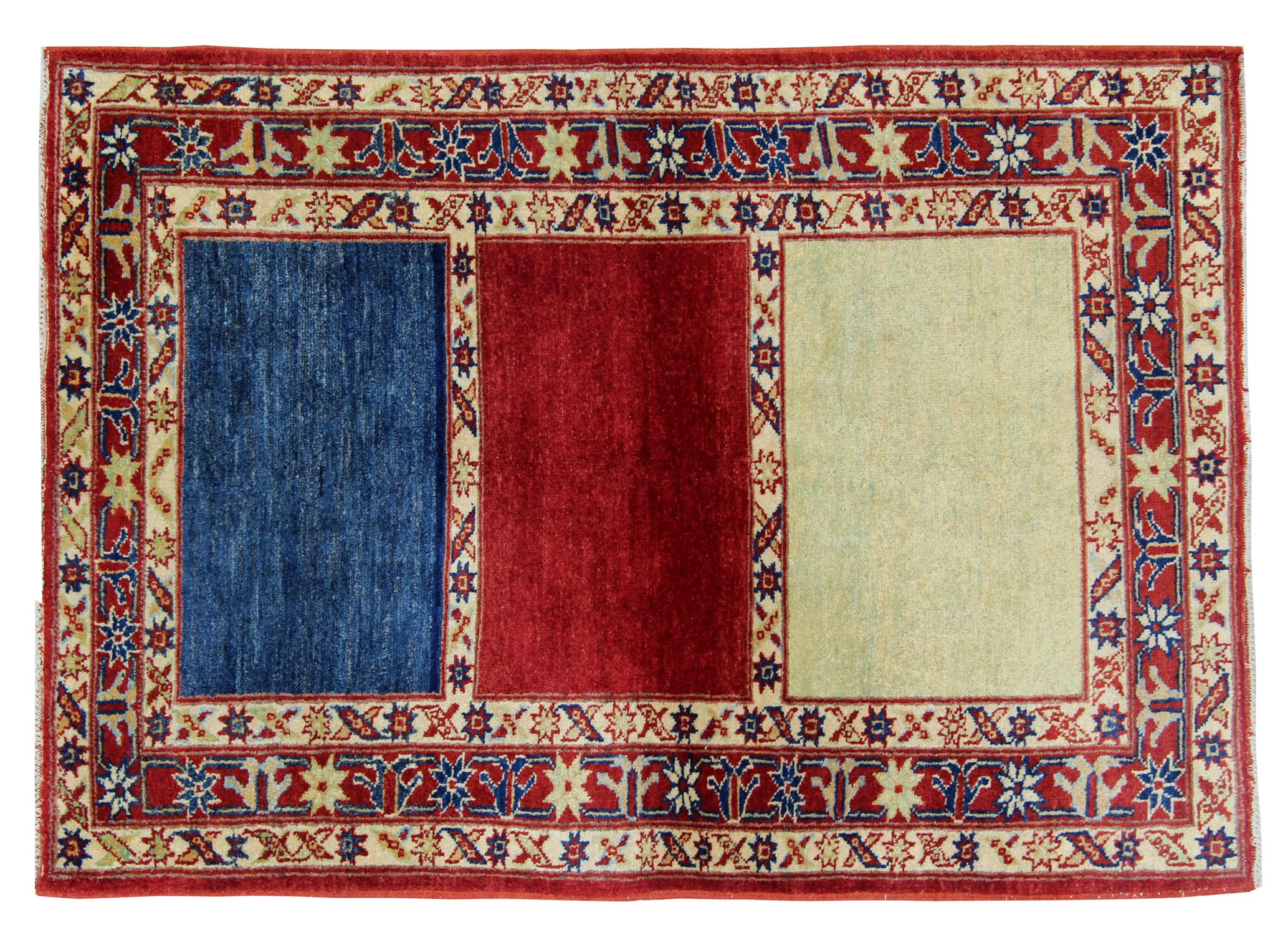 Diese handgefertigten Teppiche sind handgewebte Teppiche in auffälligen Farbkombinationen. Dieser gestreifte Teppich ist in den Farben Rot, Blau und Gelb gehalten. Das Muster an der Bordüre des Teppichs ist von kaukasischen Mustern beeinflusst.
