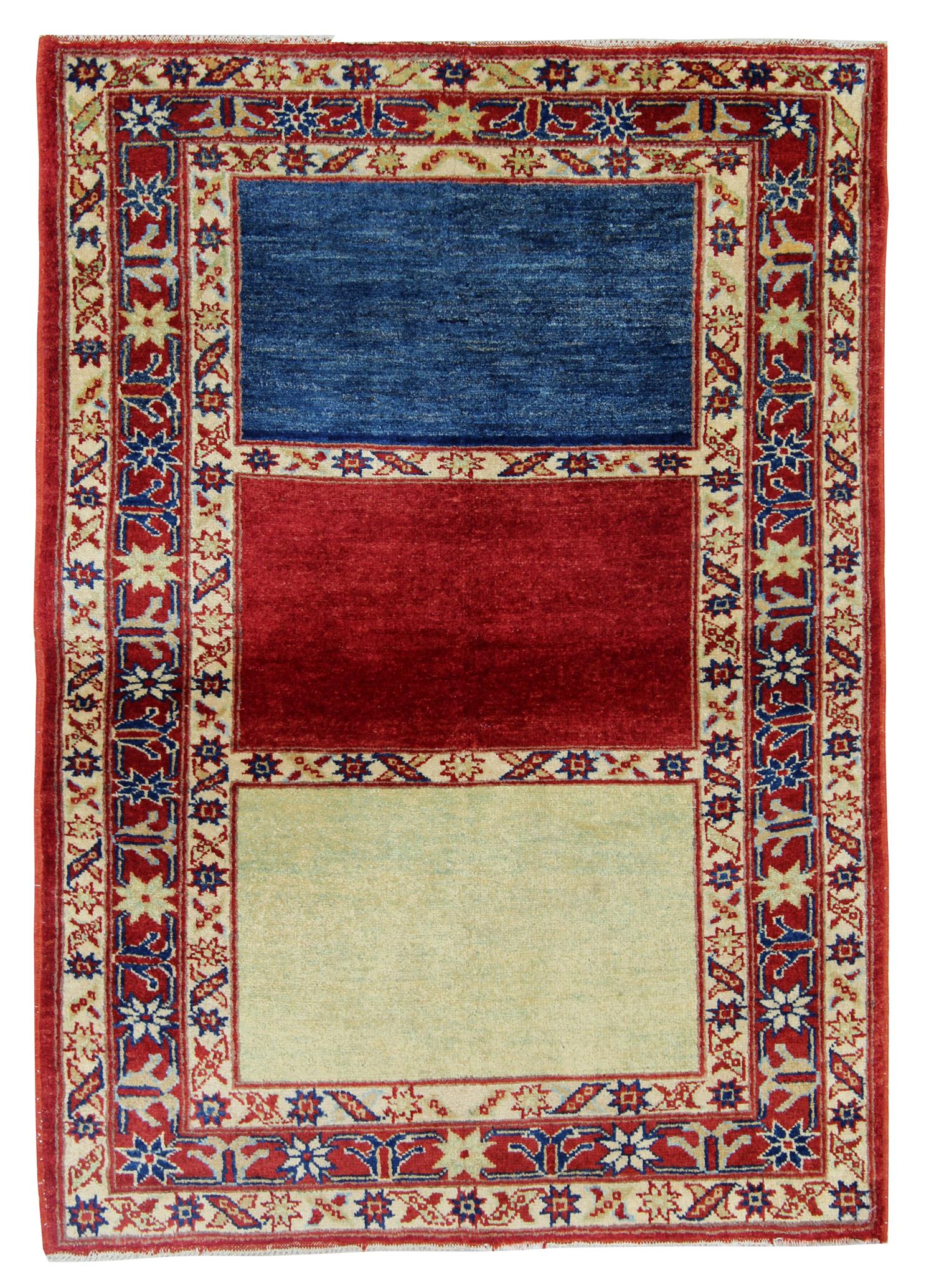 Diese handgefertigten Teppiche sind handgewebte Teppiche in auffälligen Farbkombinationen. Dieser gestreifte Teppich ist in den Farben Rot, Blau und Gelb gehalten. Das Muster an der Bordüre des Teppichs ist von kaukasischen Mustern beeinflusst.