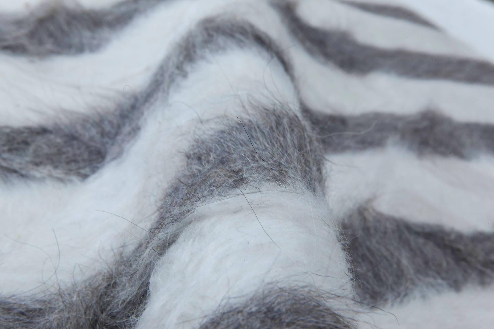 Tapis moderne rayé Shaggy fait main en poils de chèvre par Doris Leslie Blau
Taille : 6'2