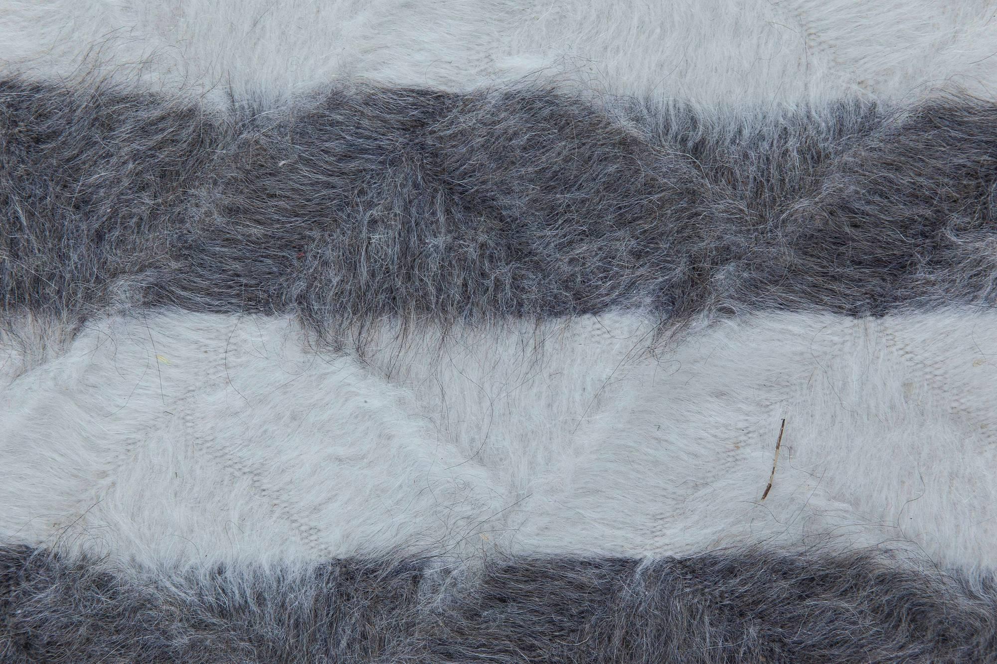 Indien Tapis moderne rayé et épais en poils de chèvre fait à la main par Doris Leslie Blau en vente