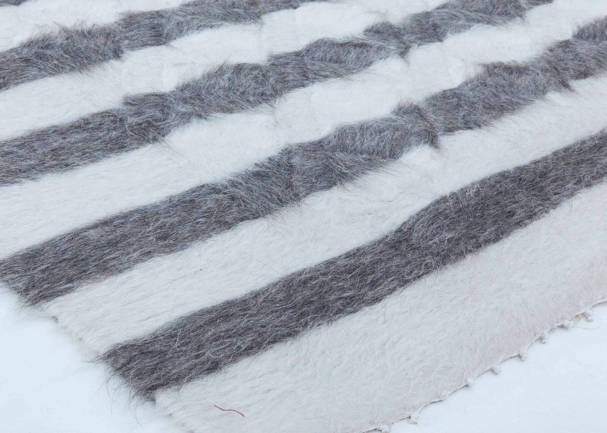 Noué à la main Tapis moderne rayé et épais en poils de chèvre fait à la main par Doris Leslie Blau en vente