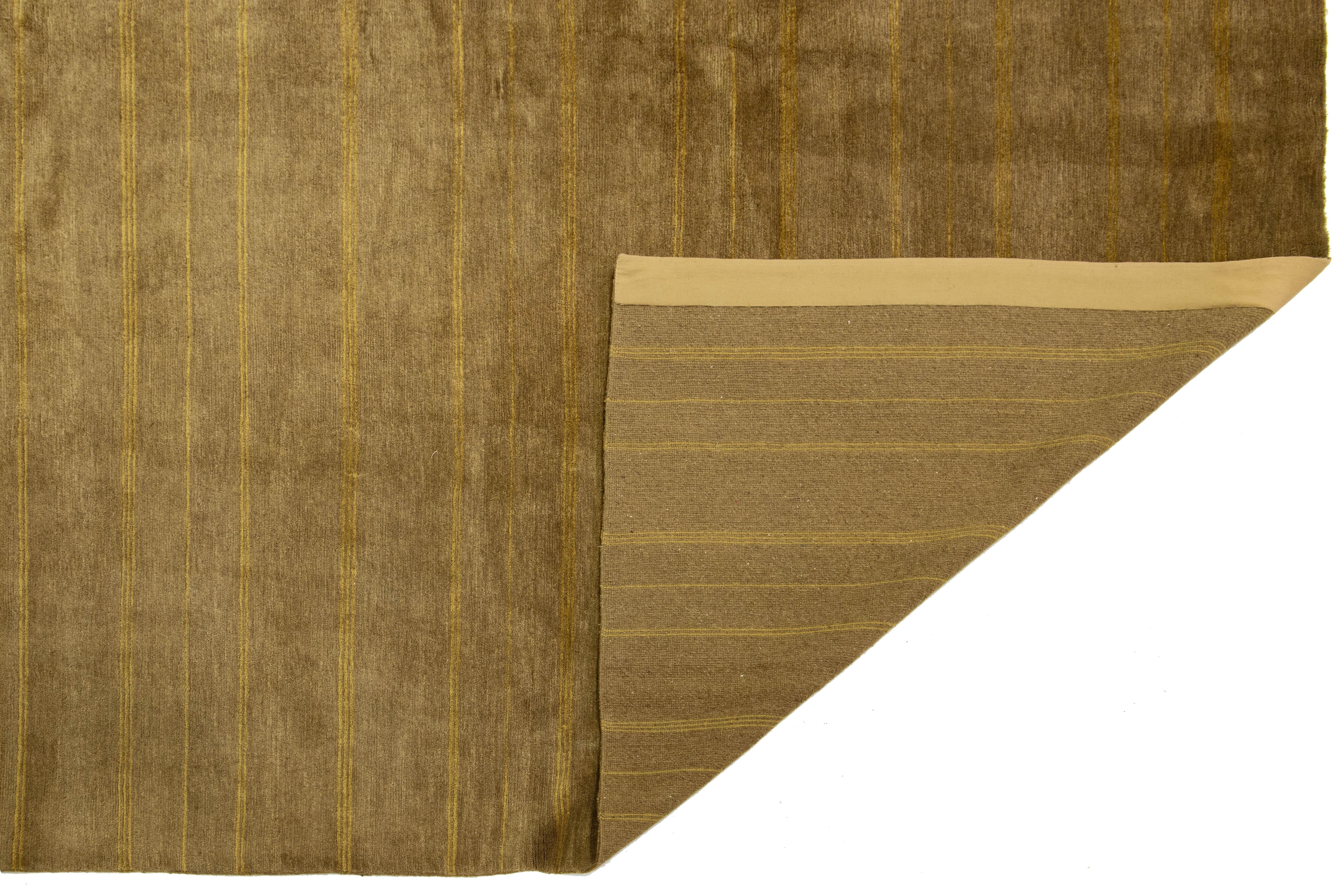 Moderner gestreifter tibetischer Woll- & Seidenteppich in Taupe Farbe (Nepalesisch) im Angebot