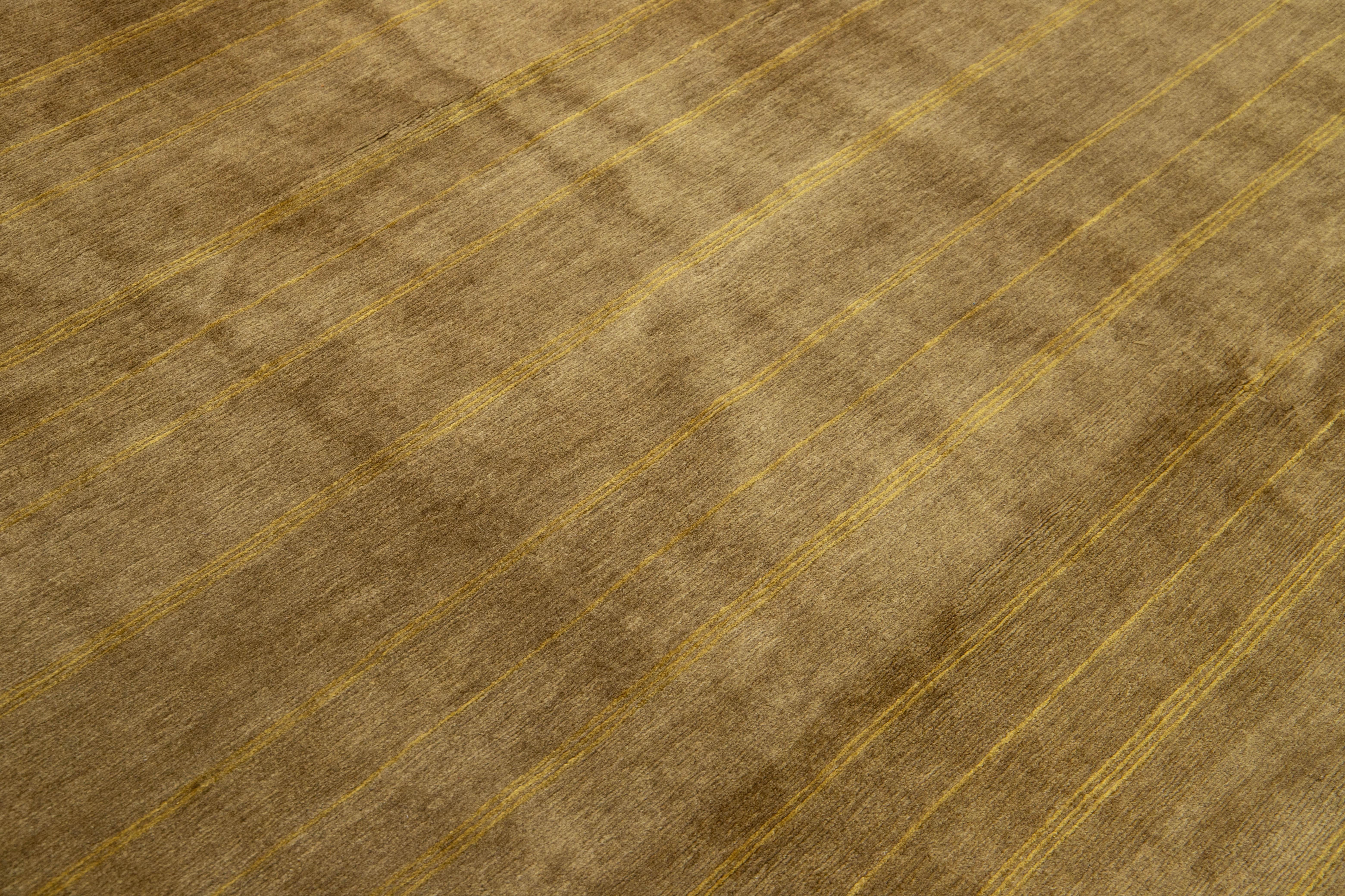 Moderner gestreifter tibetischer Woll- & Seidenteppich in Taupe Farbe im Zustand „Neu“ im Angebot in Norwalk, CT