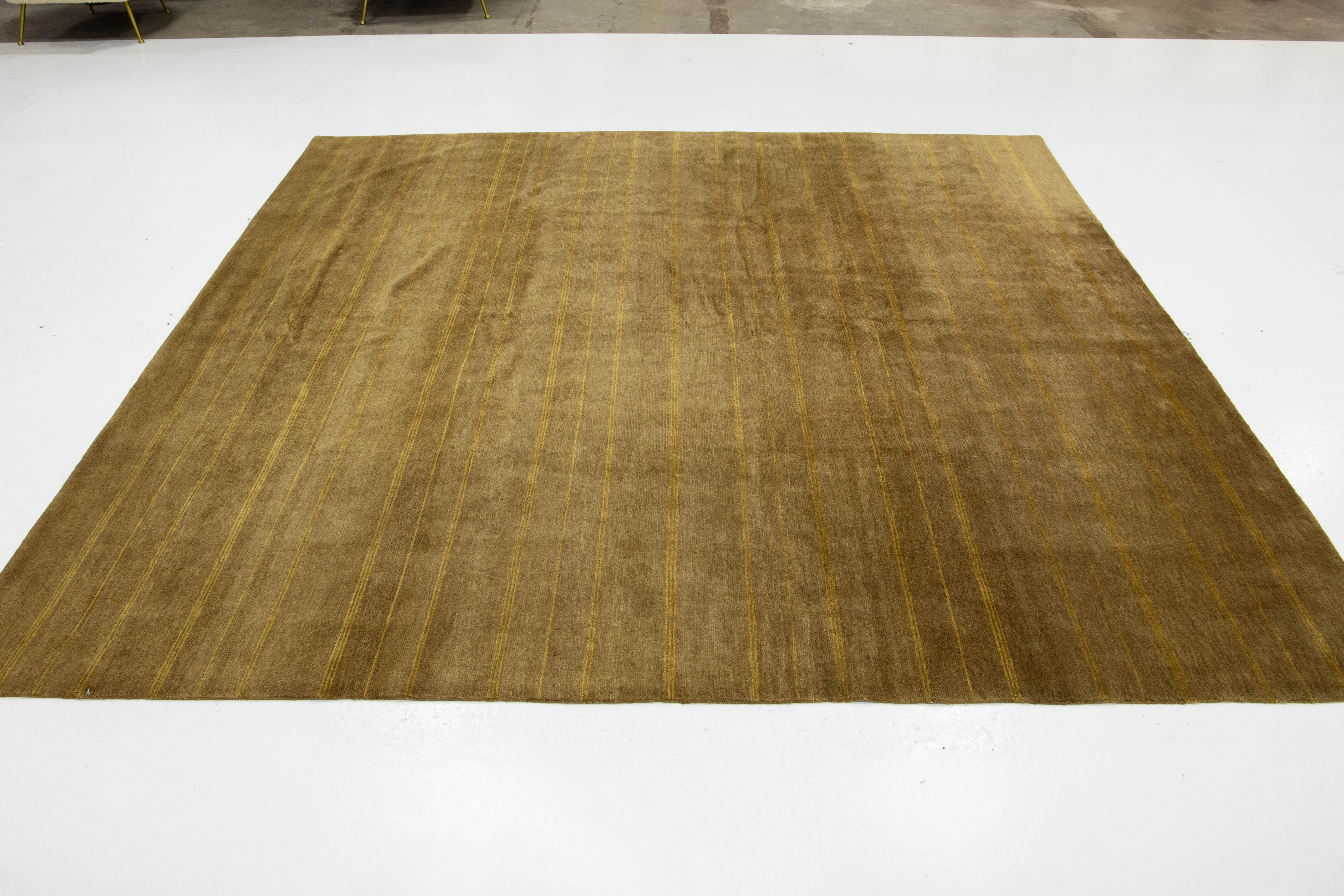 Moderner gestreifter tibetischer Woll- & Seidenteppich in Taupe Farbe im Angebot 2