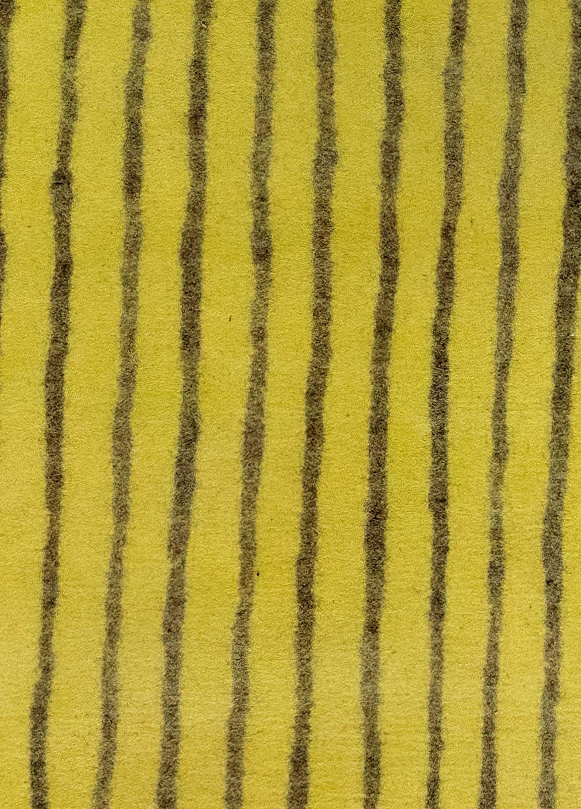 Tapis moderne en feutre rayé jaune noir noué à la main par Doris Leslie Blau.
Taille : 8'1