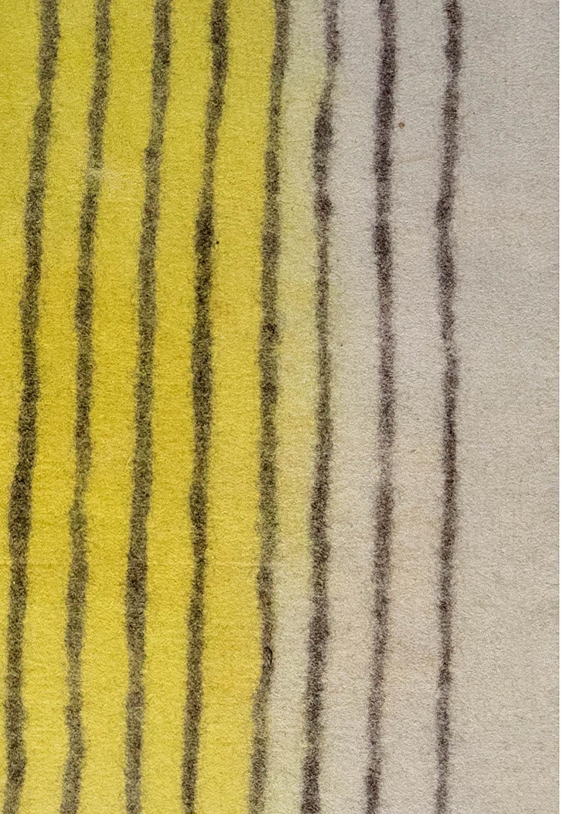 Noué à la main Tapis moderne en feutre rayé jaune et noir noué à la main de Doris Leslie Blau en vente