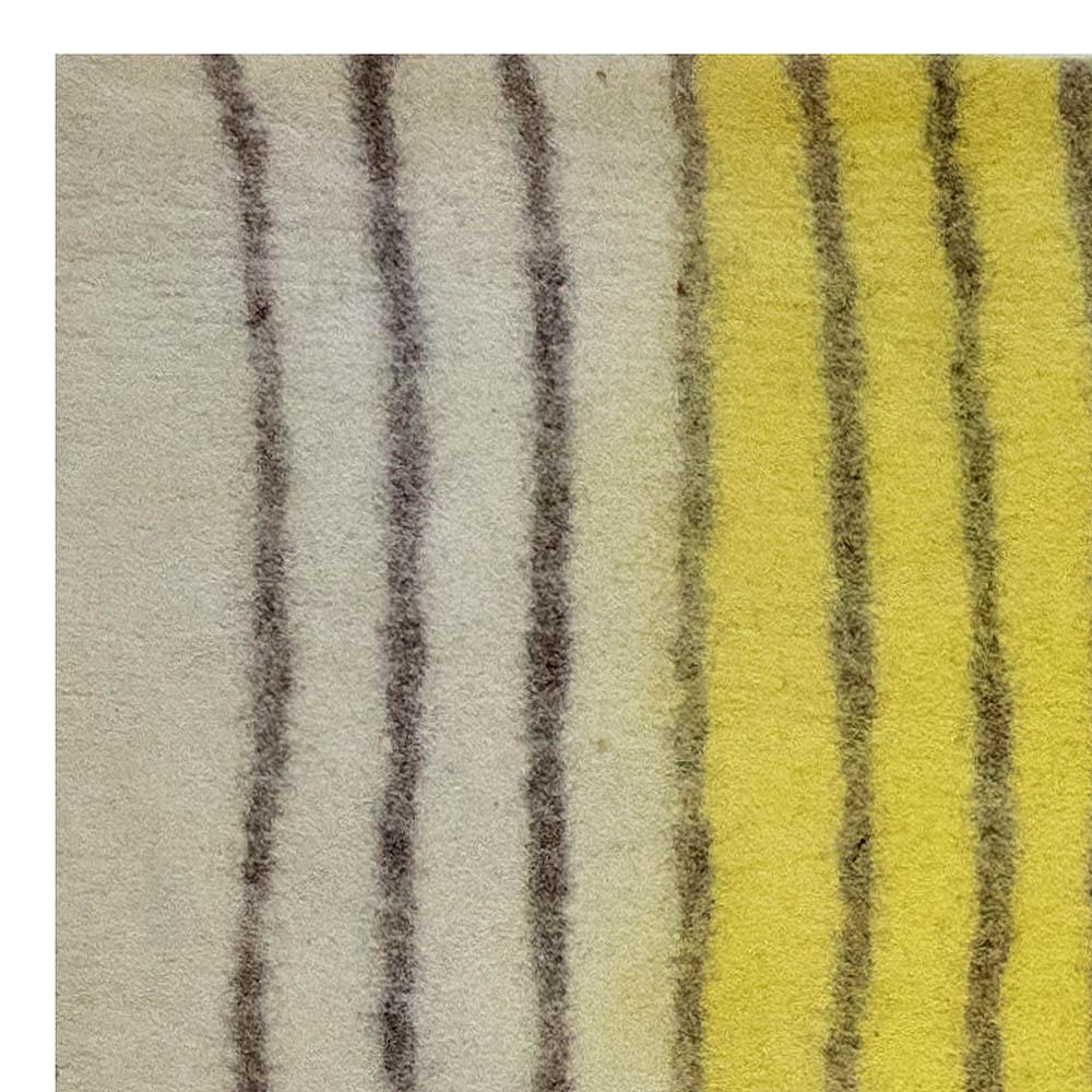 XXIe siècle et contemporain Tapis moderne en feutre rayé jaune et noir noué à la main de Doris Leslie Blau en vente