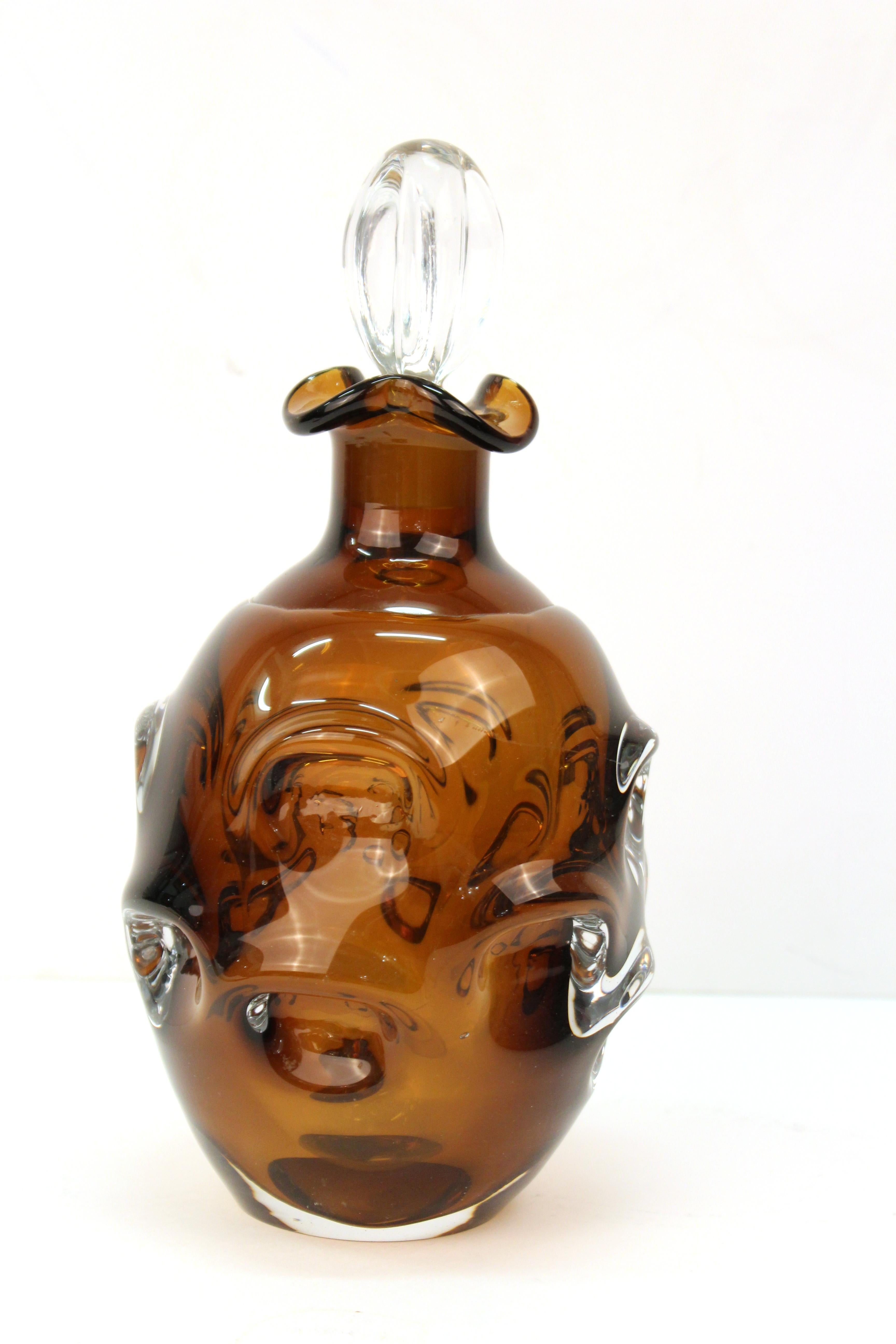 Modern studio art glass decanter with stopper. The piece is made of heavy glass and has a clear glass stopper. In great vintage condition with age-appropriate wear and use.
