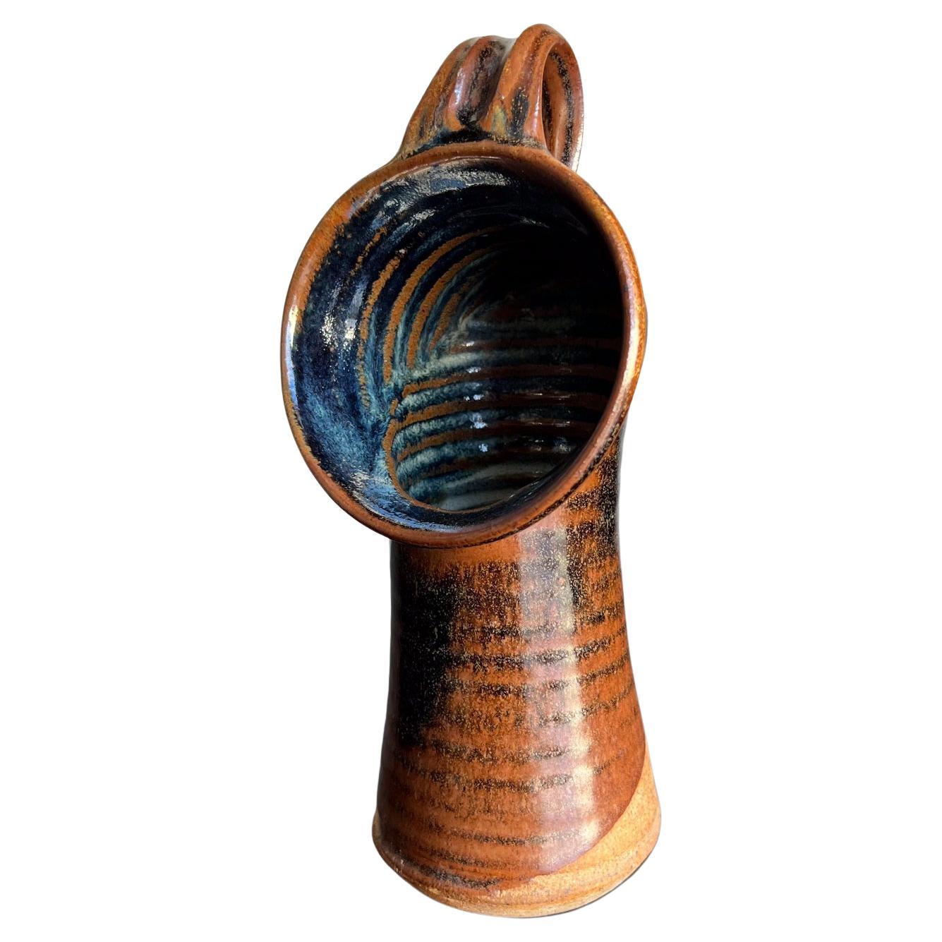 AMBIANIC presenta
Vaso angolato in studio moderno di Art Pottery 
timbrata
8,75 H. x 4,13 L. x 3,5 D.
Conditioni vintage usate
Fai riferimento alle immagini fornite