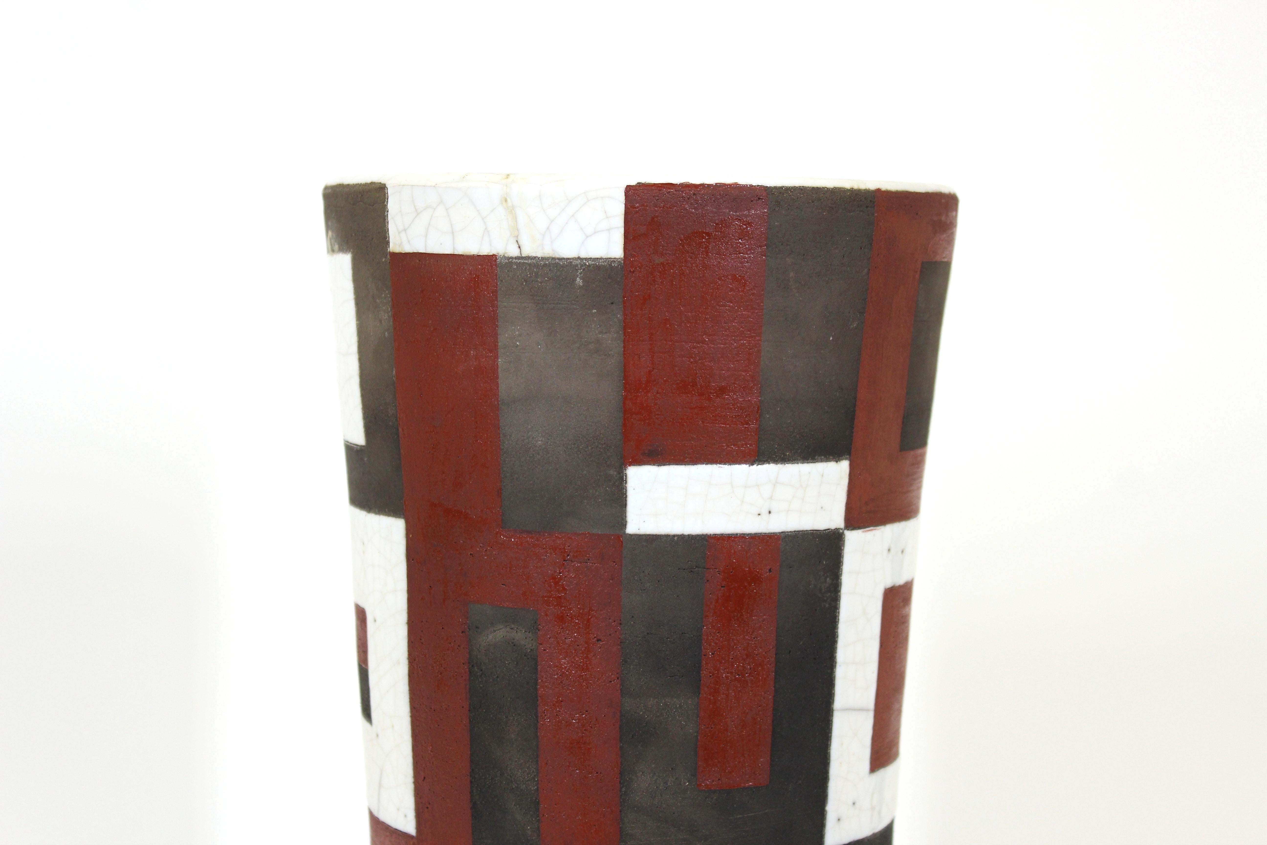 Moderne moderne Studio Pottery-Keramikvase mit geometrischem Dekor im Angebot 1