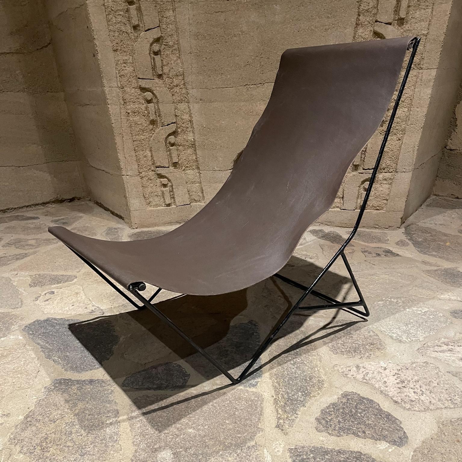 2000s Modern Studio Lounge Chair Brown Leather Sling Iron In Good Condition For Sale In Chula Vista, CA