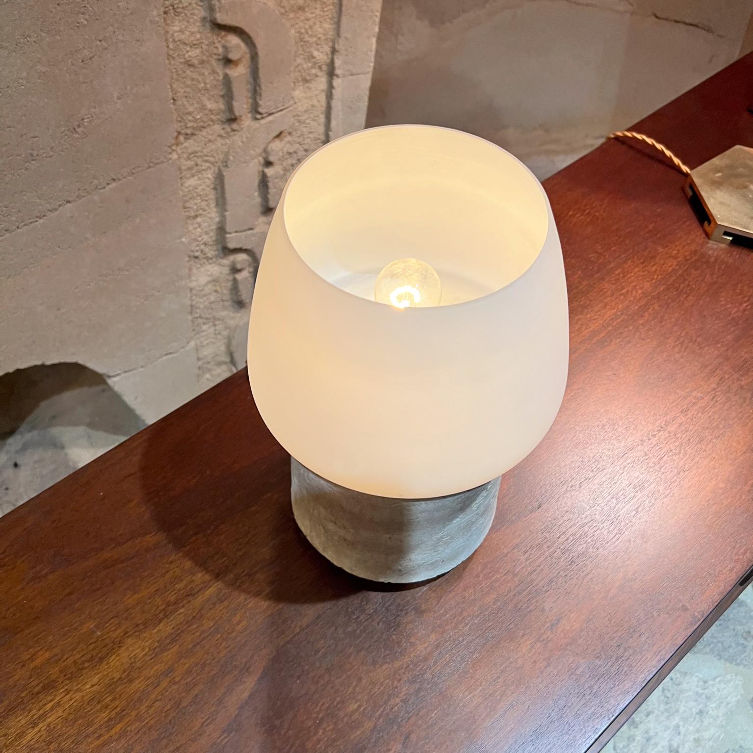 Lampe de table Studio Rammed Earth Abat-jour en verre dépoli en vente 3