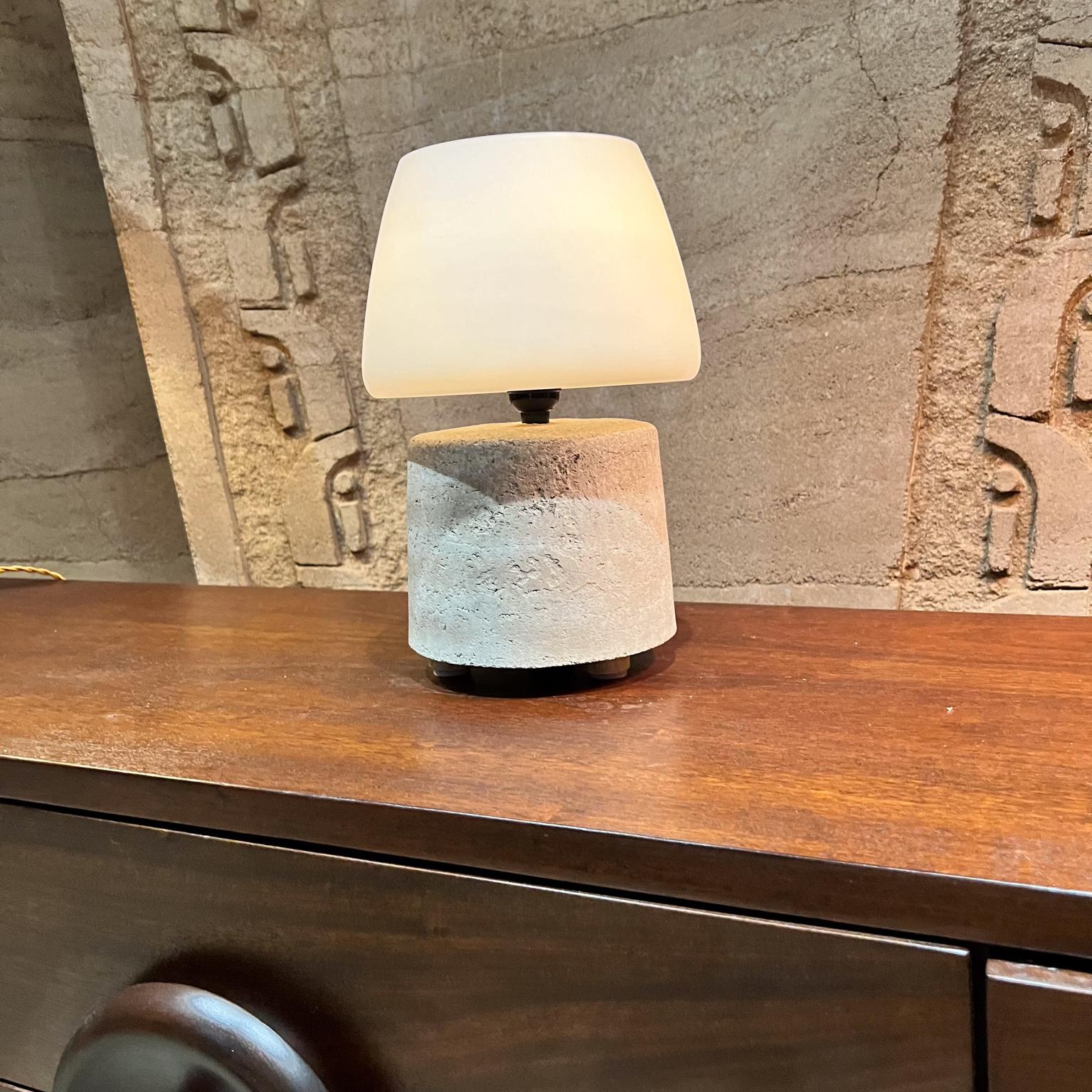Américain Lampe de table Studio Rammed Earth Abat-jour en verre dépoli en vente