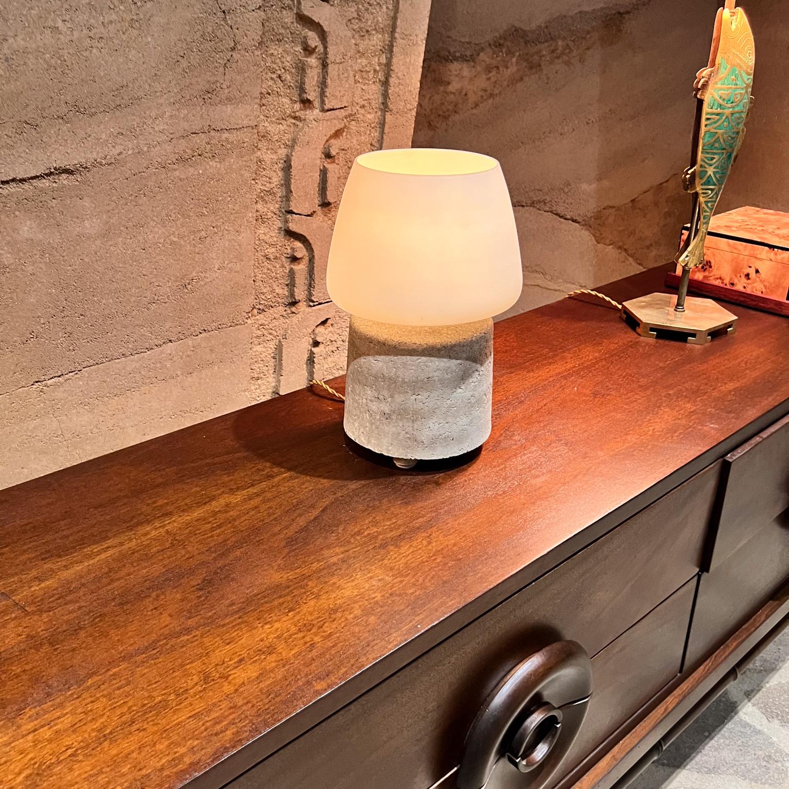 Argile Lampe de table Studio Rammed Earth Abat-jour en verre dépoli en vente