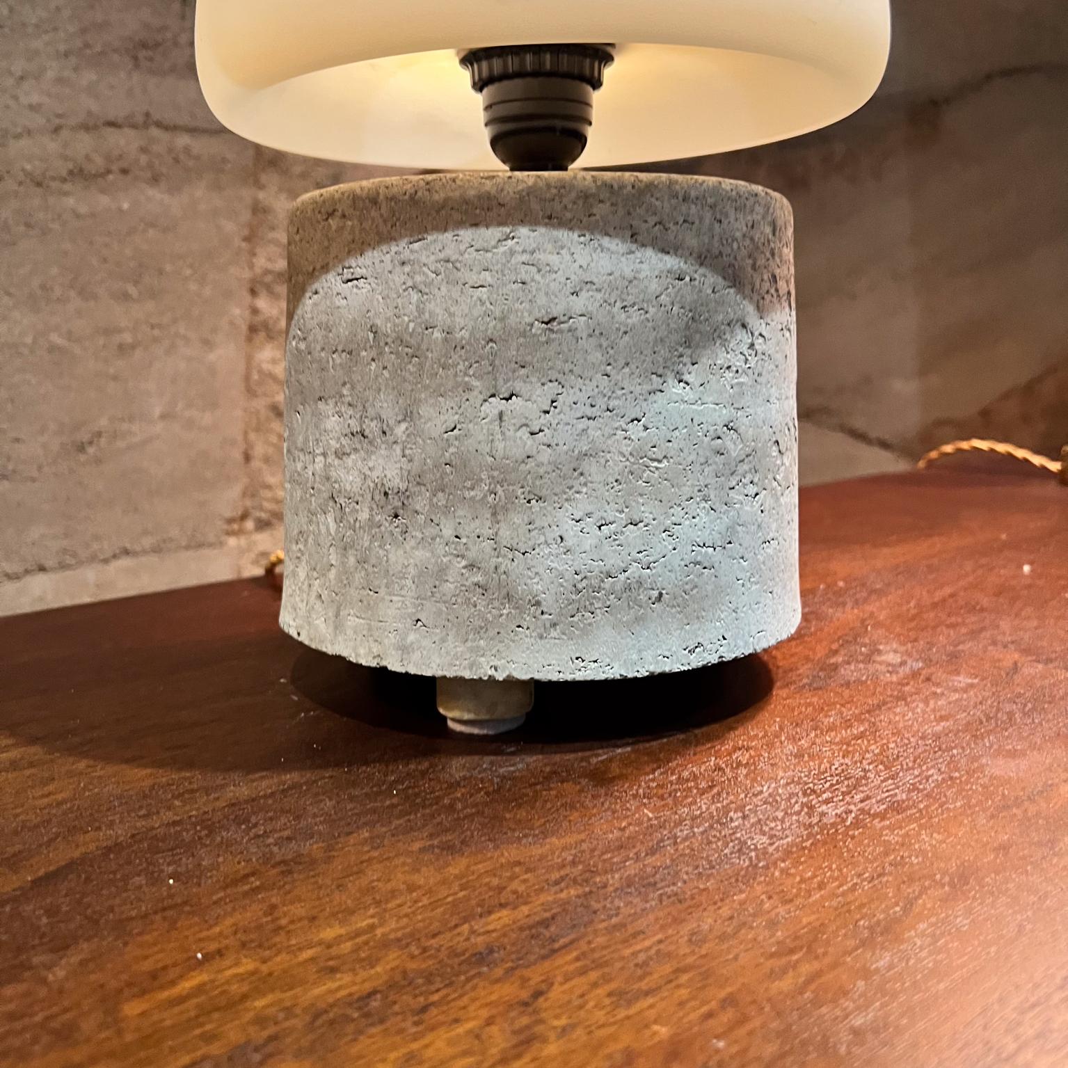 Lampe de table Studio Rammed Earth Abat-jour en verre dépoli en vente 1