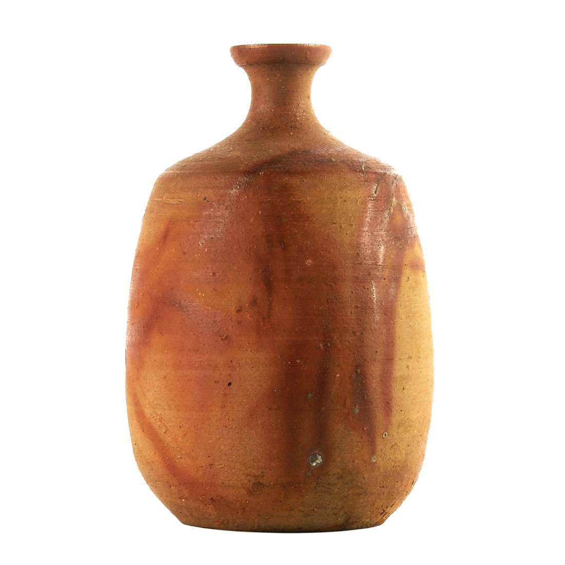 A bottle form vase by Japanese studio ceramic artist Jun Isezaki (Born in 1936). A modern Bizen yaki stoneware piece that is strongly rooted in history and tradition, it takes a classic form of a robust body with slightly sloped shoulder that leads