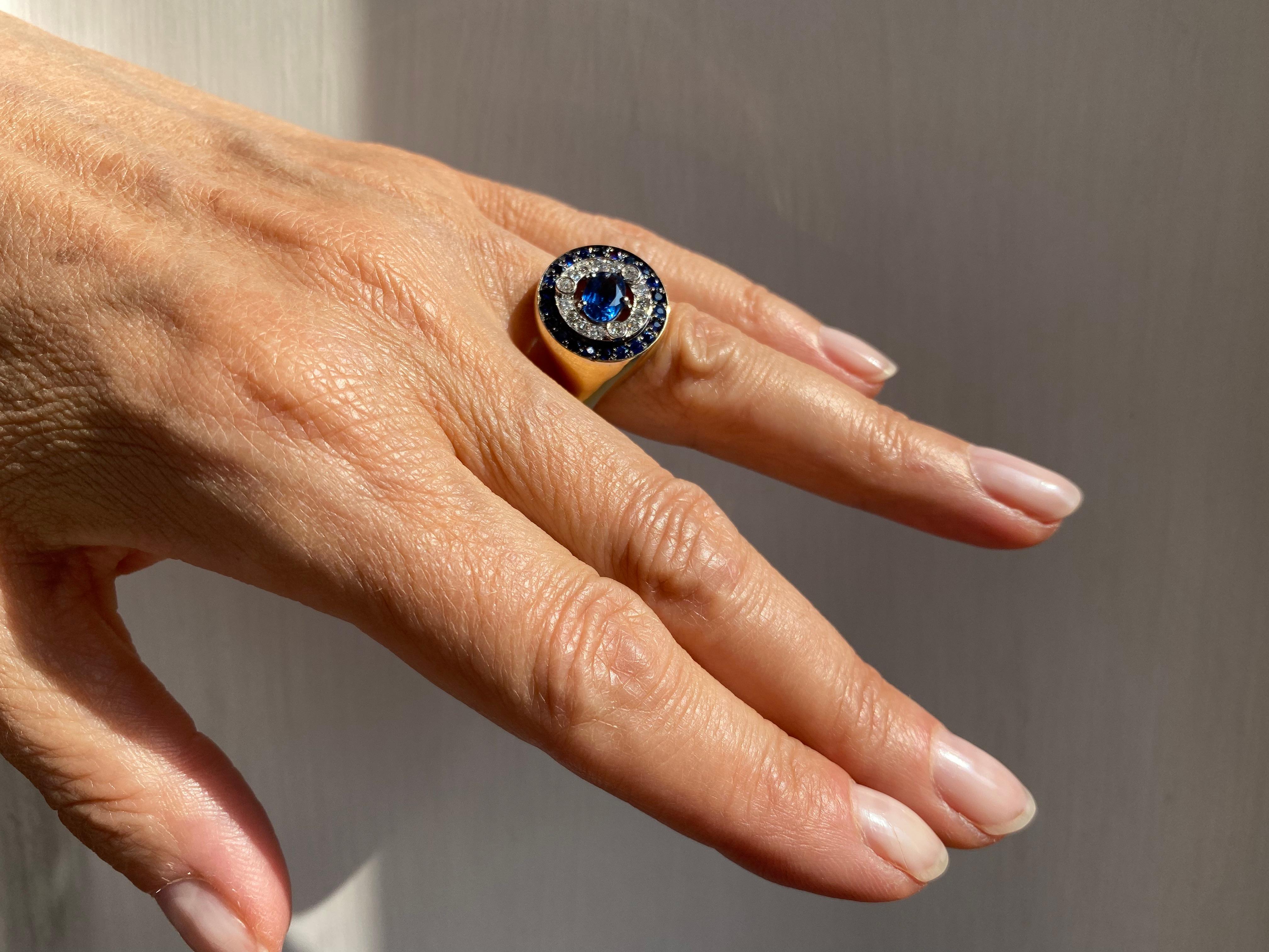 Collection Rossella Ugolini Design 1.62 Karat Sapphires 0.33 White Diamonds 18 Karat Gold Modern Style Design Ring. Une bague étonnante fabriquée à la main en or jaune 18 carats et ornée de magnifiques saphirs de 1,62 carat et de diamants blancs