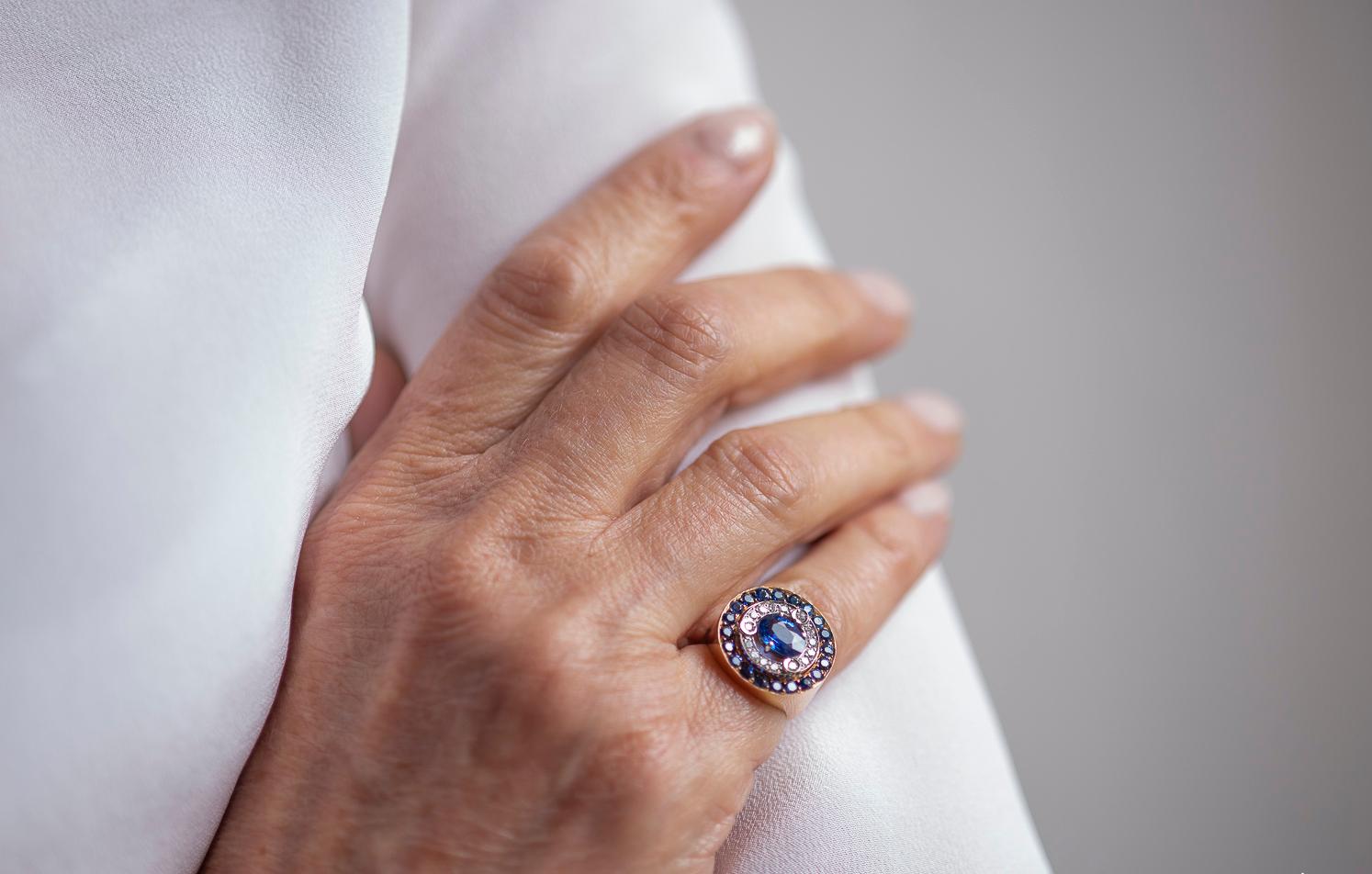 1.62 Karat Sapphires 0.33 White Diamonds 18 Karat Gold Modern Style Design Ring In New Condition For Sale In Rome, IT