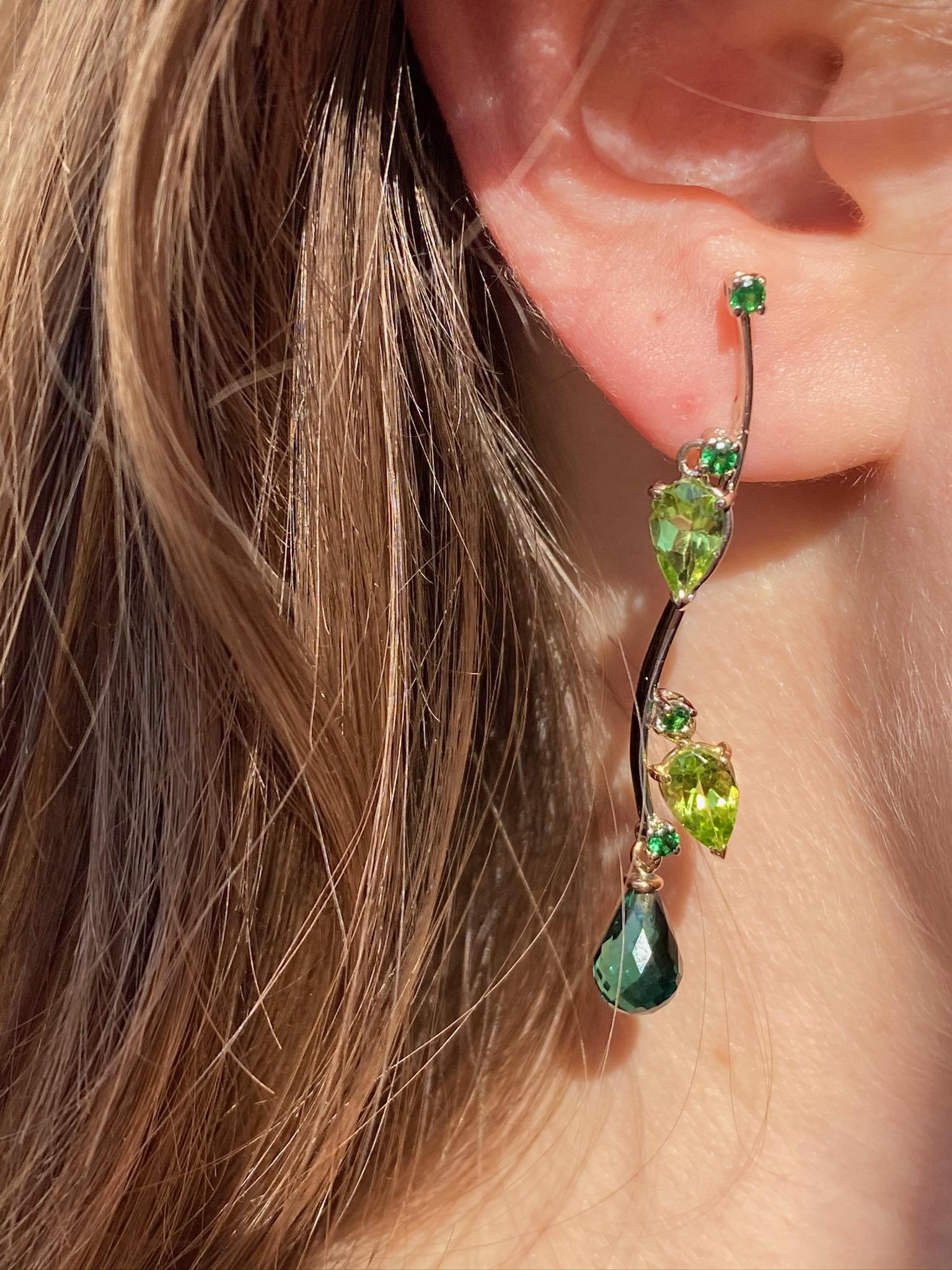 Artisan Boucles d'oreilles en goutte en or jaune 18 carats avec tsavorite, péridot et tourmaline verte de style classique en vente