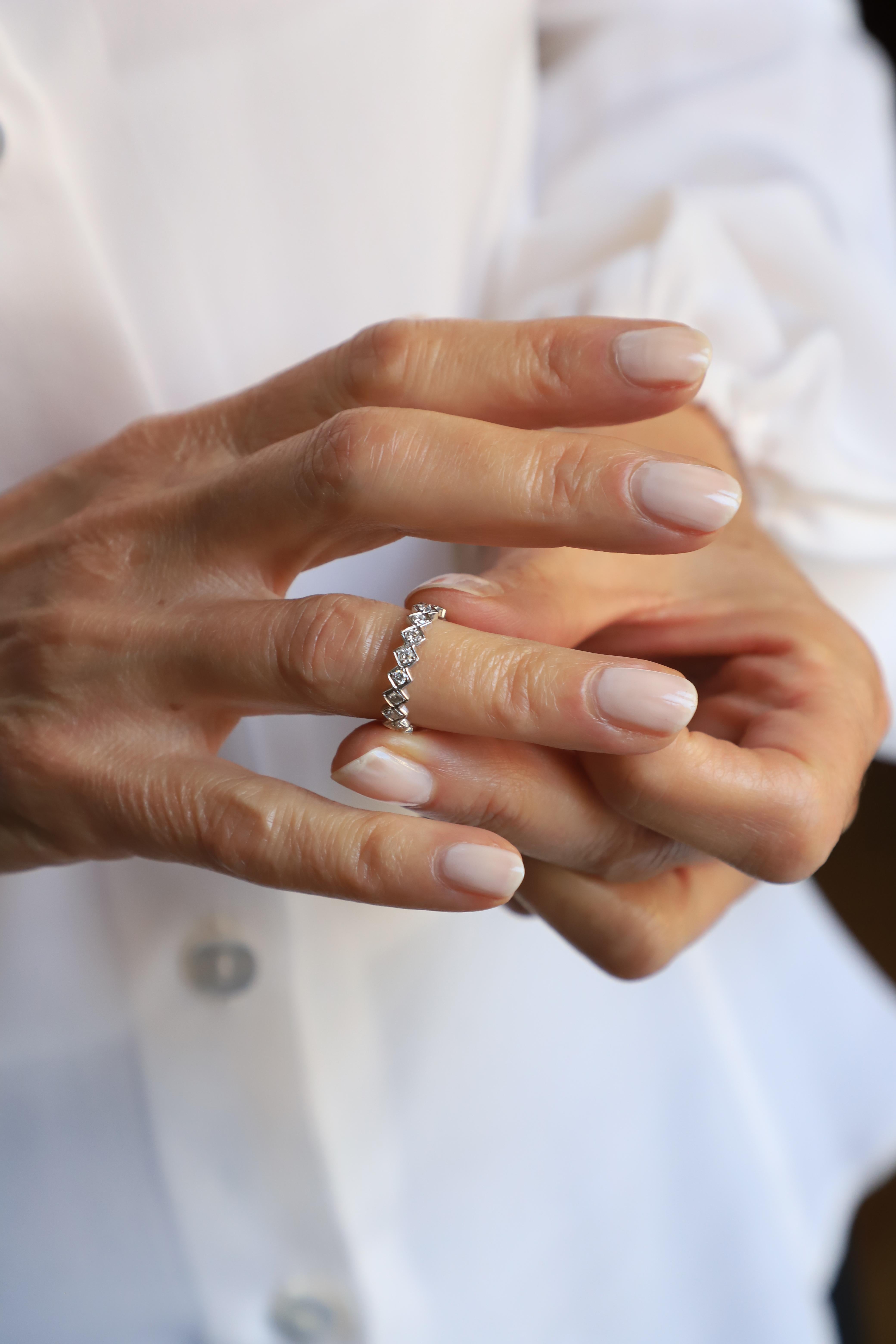Modern Style 18 Karat White Gold 0.57 Karat White Diamonds Cubes Design Ring For Sale 5
