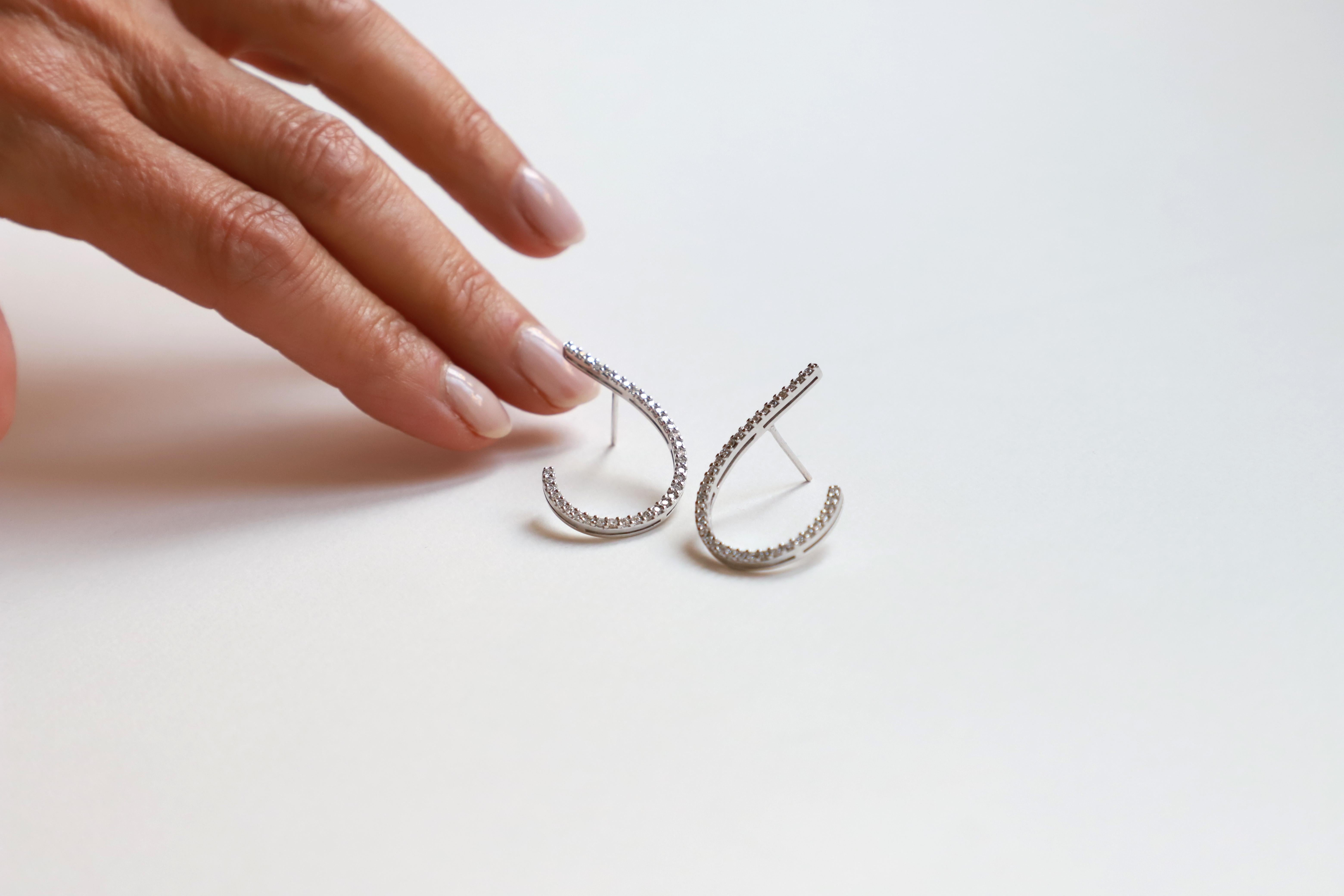 Modern Style 18 Karats White Gold 1.02 Karat G Color VS1 White Diamonds Earrings For Sale 4
