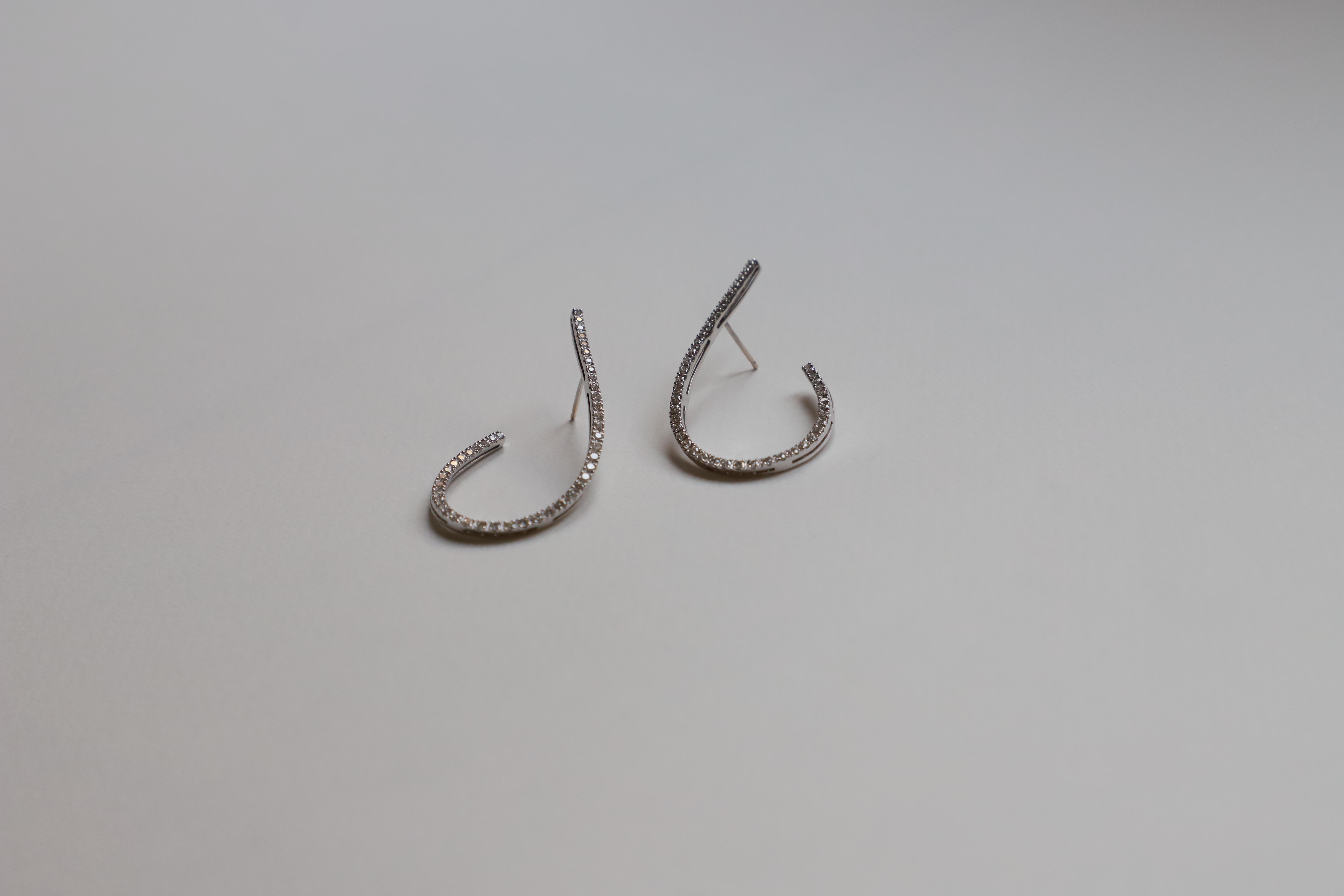  18 Karats Gold 1.02 Karat G Color VS1 White Diamonds Modern Design Earrings For Sale 1