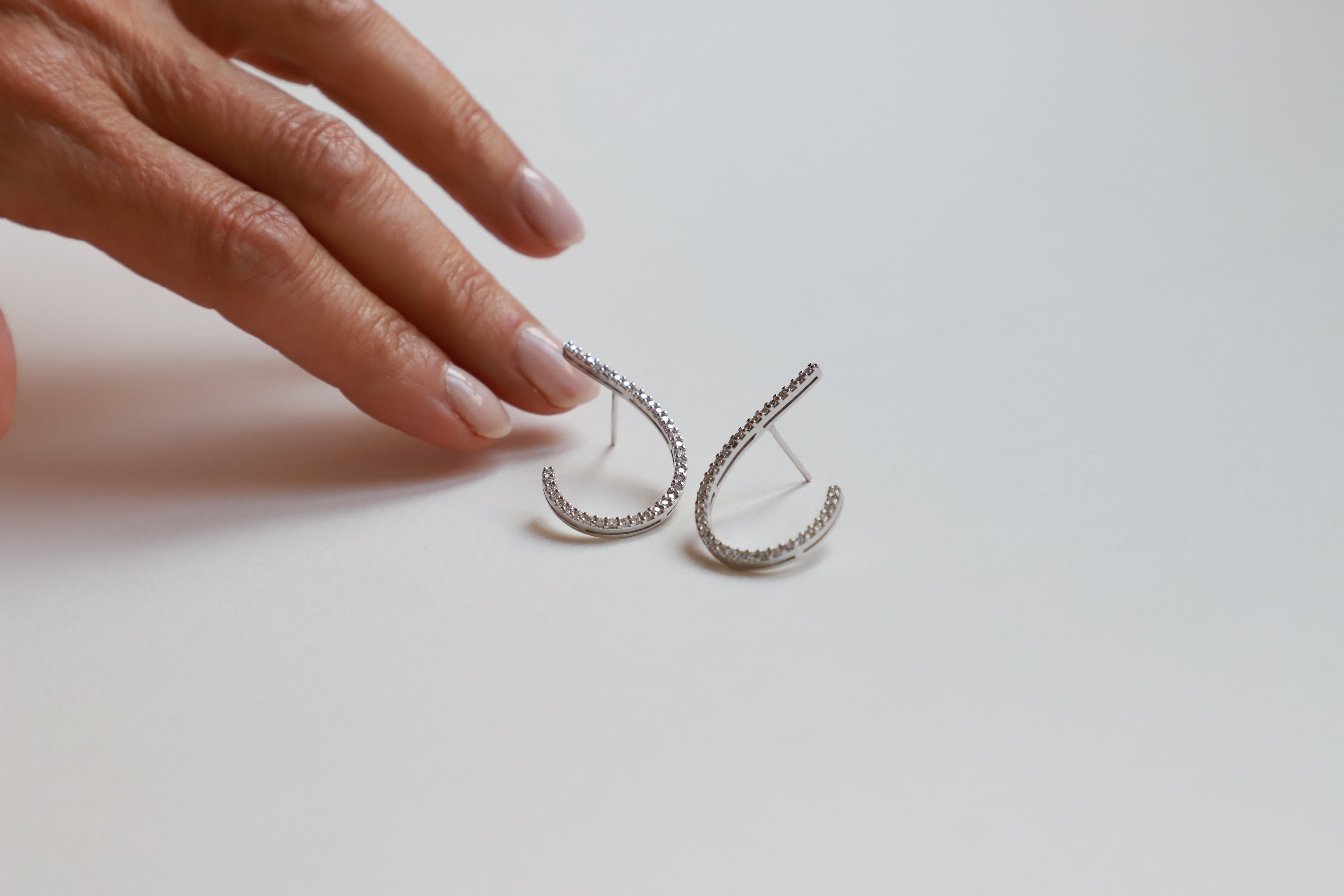 Women's  18 Karats Gold 1.02 Karat G Color VS1 White Diamonds Modern Design Earrings For Sale
