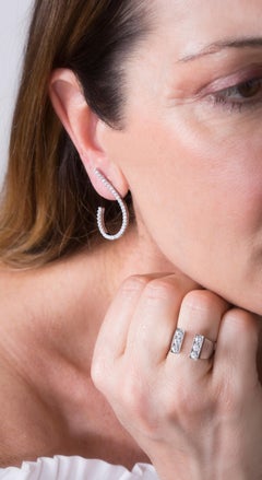 Modern Style 18 Karats White Gold 1.02 Carat G Color VS1 White Diamonds Earrings