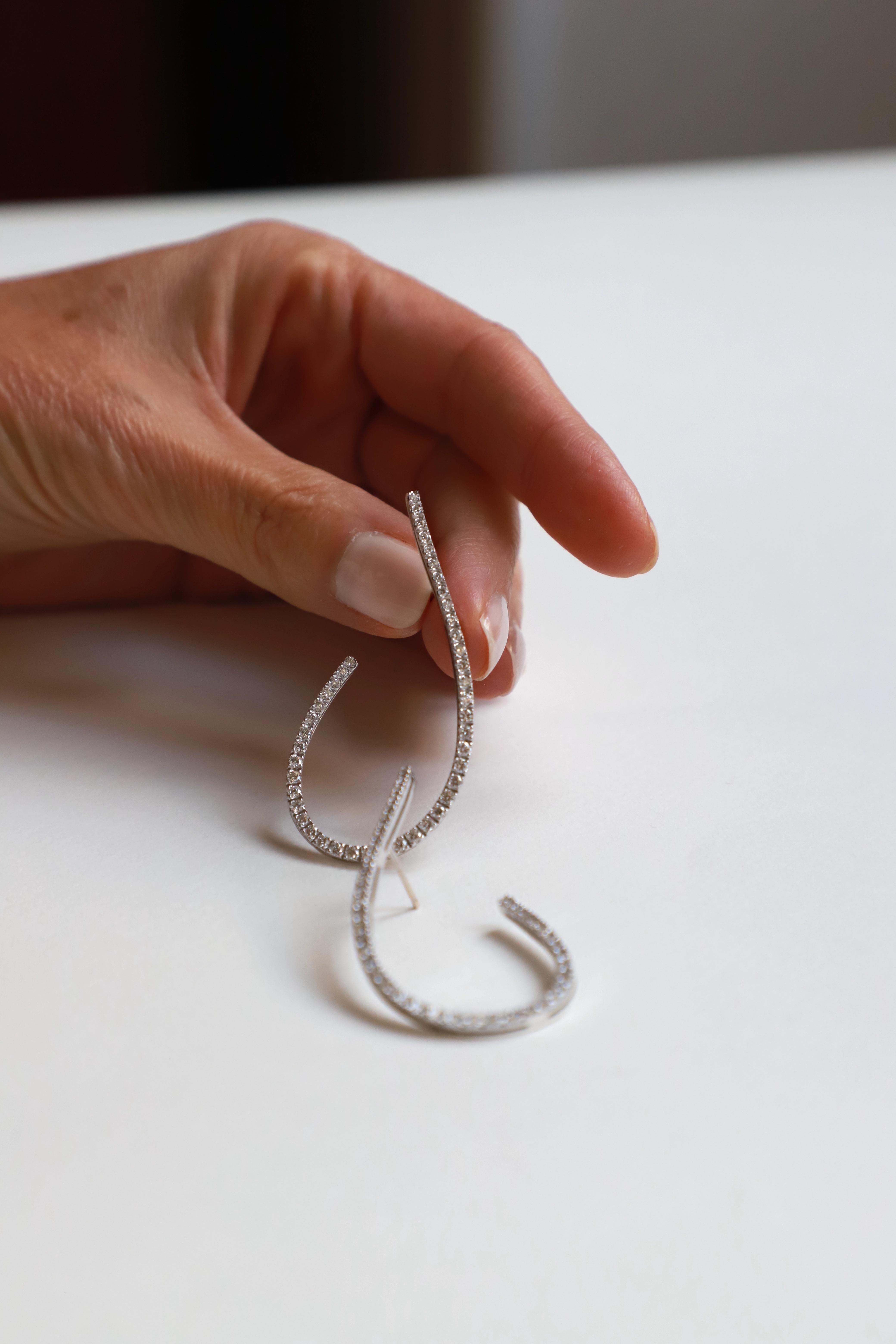 Orecchini a cerchio unici in stile moderno in oro bianco 18k con 2,30 carati di diamanti bianchi in vendita 4