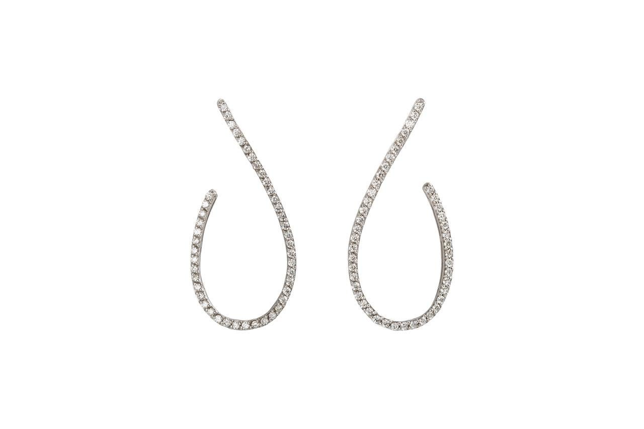 Orecchini a cerchio unici in stile moderno in oro bianco 18k con 2,30 carati di diamanti bianchi In condizioni Nuovo in vendita a Rome, IT