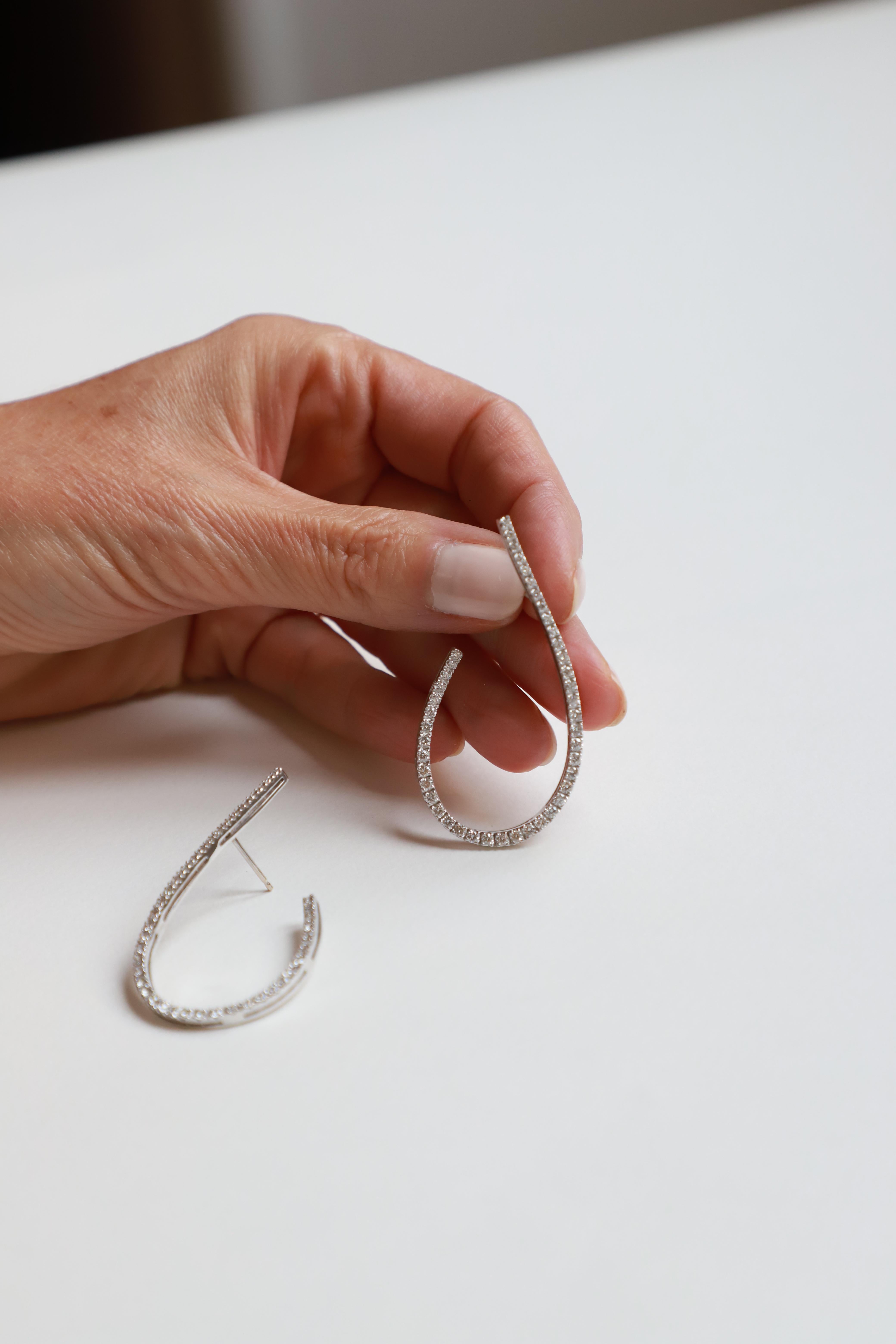 Orecchini a cerchio unici in stile moderno in oro bianco 18k con 2,30 carati di diamanti bianchi in vendita 1
