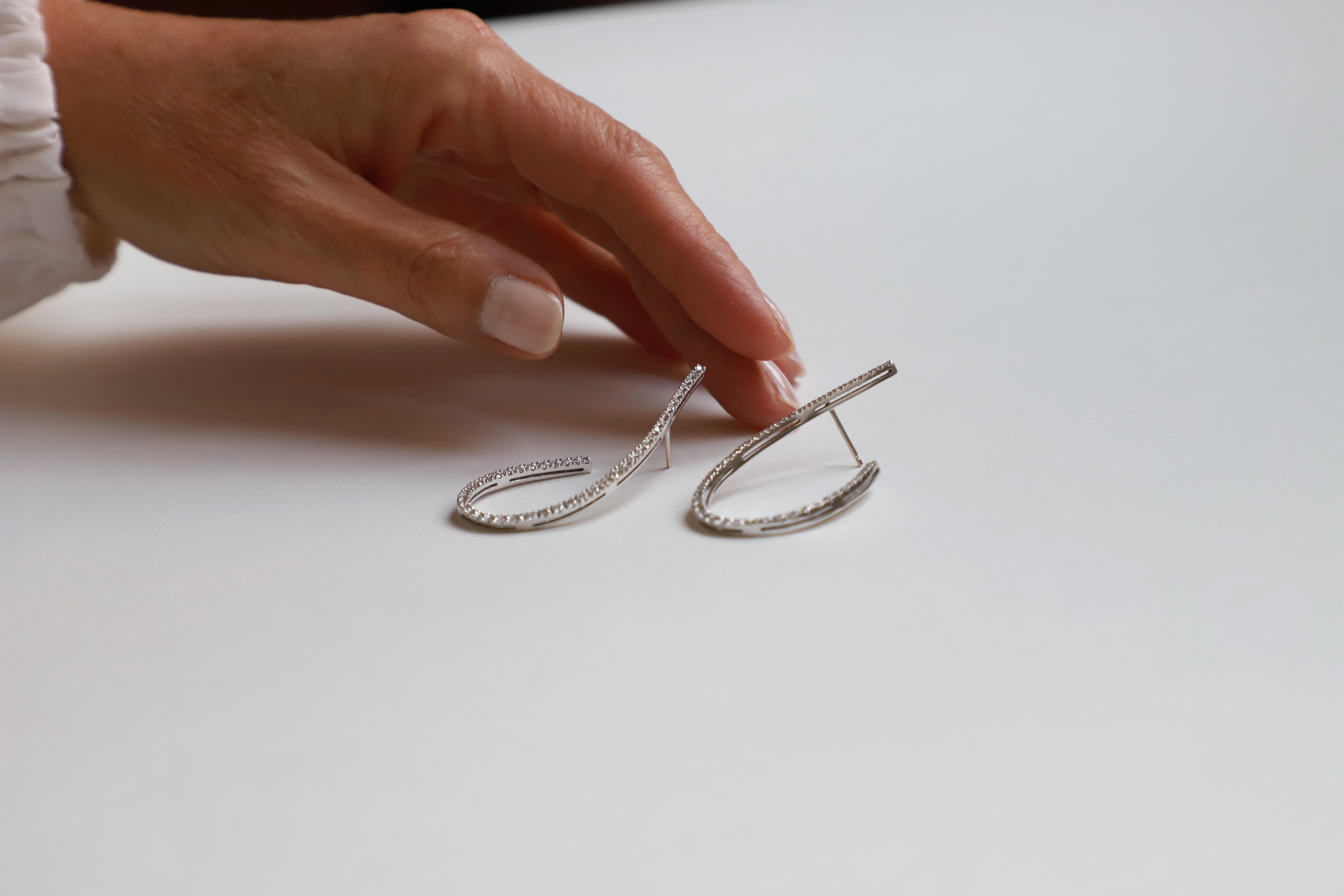 Orecchini a cerchio unici in stile moderno in oro bianco 18k con 2,30 carati di diamanti bianchi in vendita 3