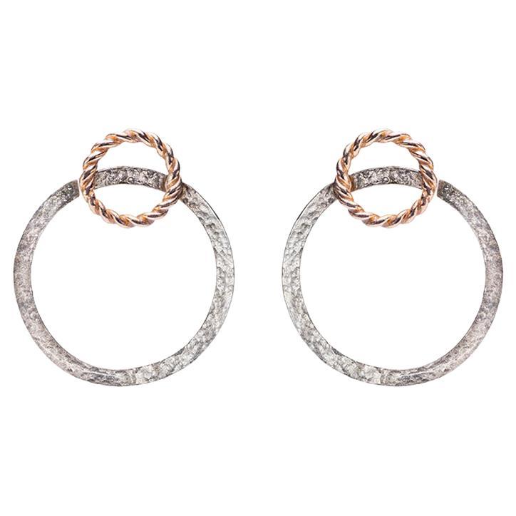 Orecchini a cerchio in argento placcato oro 24 carati in stile moderno 
Un bellissimo paio di orecchini a cerchio, realizzati a mano in argento sterling placcato oro 24 carati. 
Questo paio di orecchini a cerchio si ispira alle linee invisibili che