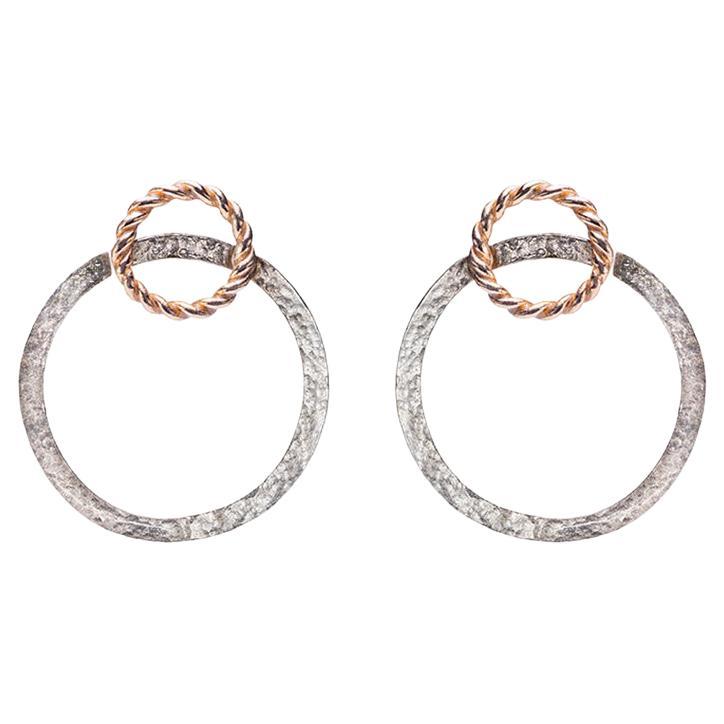 Boucles d'oreilles cerclées en argent sterling plaqué or 24 carats de style moderne 
Une belle paire de boucles d'oreilles, fabriquées à la main en argent sterling plaqué or 24 carats. 
Cette paire de boucles d'oreilles cerclées s'inspire des lignes