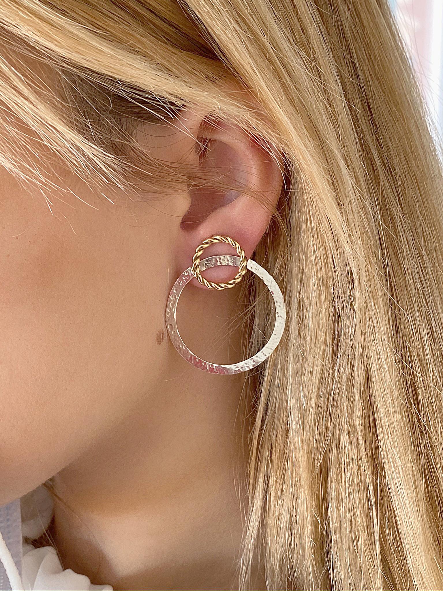 Artisan Grandes boucles d'oreilles de style moderne en argent sterling plaqué or 24 carats en vente